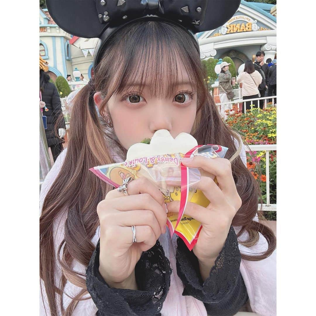 みーみのインスタグラム：「ぱくぱく、んーーー！🐭🖤 #ランド」