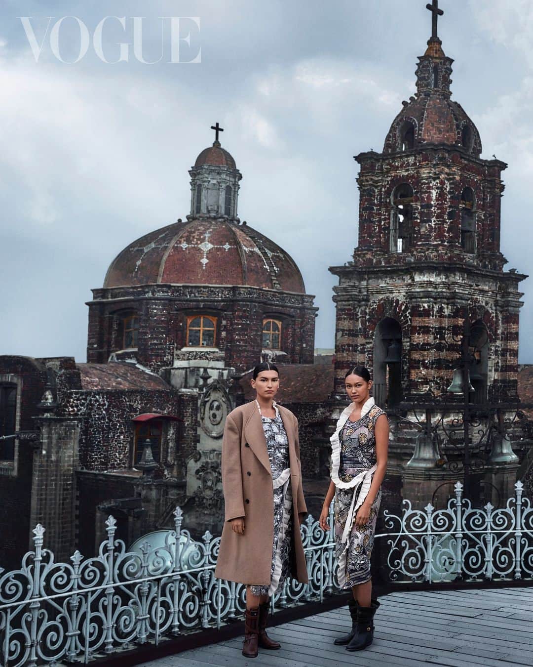 Vogue Taiwan Officialのインスタグラム：「#VogueEdits 12月Vogue Global Story聚焦時尚與藝術的對話。此組由墨西哥版Vogue執掌的時尚大片，透過墨西哥奧斯卡金獎攝影師Emmanuel “Chivo” Lubezki（作品如《鳥人》、《神鬼》）獨具故事性的鏡頭，帶你走進交織著深厚歷史與當代摩登的墨西哥城。  從歷史城區（Centro Histórico）的教堂尖塔，到由墨西哥藝術巨擎Diego Rivera打造的Anahuacalli博物，每一處取景，都是墨西哥極具代表性的文藝殿堂。揉和高級時裝的優雅與綺麗，讓我們一探墨西哥之美。  photographer Emmanuel “Chivo” Lubezki stylist Max Ortega」