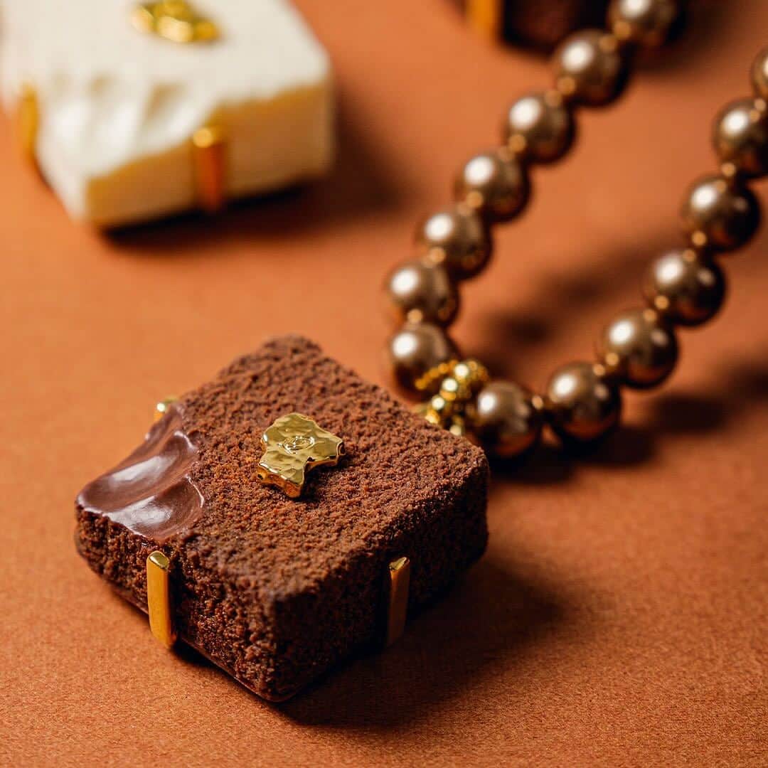 キューポットさんのインスタグラム写真 - (キューポットInstagram)「*⁠ 【RESTOCK】~Luxe Chocolate~ Treat yourself or surprise someone special with a gift that embodies elegance and fun. Indulge these rich chocolate jewelry that looks good enough to eat!⁠ ⁠ This luxurious gift too is perfect for those who have a playful spirit too.🎁💗⁠ ⁠ ■Cart open at 2023-12-09 12:00 (JST)　⁠ https://intl.q-pot.jp/collections/luxe-chocolat⁠ ⁠ #LuxeChocolate #SweetSurprise⁠ #qpot #キューポット #madeinjapan #japanmade #japan #ootd ⁠ #gifts #holiday #gift #snow #holidays #2023 #winter #christmasshopping #present #newyear #makingalist #magicofchristmas #magicchristmas #magicaltimeofyear #magicalchristmas  #meetsanta #merrychirstmas #merry #HolidayGiftIdeas #HolidayShopping #lovechristmas ⁠ ——————————⁠ Q-pot. INTERNATIONAL ONLINE SHOPでは世界中へ発送を行っております📦✈🌎⁠ ⁠ 日本で見つけた好きやお気に入りを海外へ住む家族や友人へ送りませんか？ギフト対応も承ります🎁⁠ ⁠ お探しの商品がありましたらお気軽にDM、サイトのコンタクトフォームからお問い合わせください😃⁠ ——————————」12月8日 16時33分 - press_qpot_international