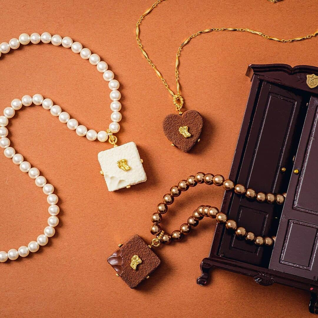 キューポットのインスタグラム：「*⁠ 【RESTOCK】~Luxe Chocolate~ Treat yourself or surprise someone special with a gift that embodies elegance and fun. Indulge these rich chocolate jewelry that looks good enough to eat!⁠ ⁠ This luxurious gift too is perfect for those who have a playful spirit too.🎁💗⁠ ⁠ ■Cart open at 2023-12-09 12:00 (JST)　⁠ https://intl.q-pot.jp/collections/luxe-chocolat⁠ ⁠ #LuxeChocolate #SweetSurprise⁠ #qpot #キューポット #madeinjapan #japanmade #japan #ootd ⁠ #gifts #holiday #gift #snow #holidays #2023 #winter #christmasshopping #present #newyear #makingalist #magicofchristmas #magicchristmas #magicaltimeofyear #magicalchristmas  #meetsanta #merrychirstmas #merry #HolidayGiftIdeas #HolidayShopping #lovechristmas ⁠ ——————————⁠ Q-pot. INTERNATIONAL ONLINE SHOPでは世界中へ発送を行っております📦✈🌎⁠ ⁠ 日本で見つけた好きやお気に入りを海外へ住む家族や友人へ送りませんか？ギフト対応も承ります🎁⁠ ⁠ お探しの商品がありましたらお気軽にDM、サイトのコンタクトフォームからお問い合わせください😃⁠ ——————————」