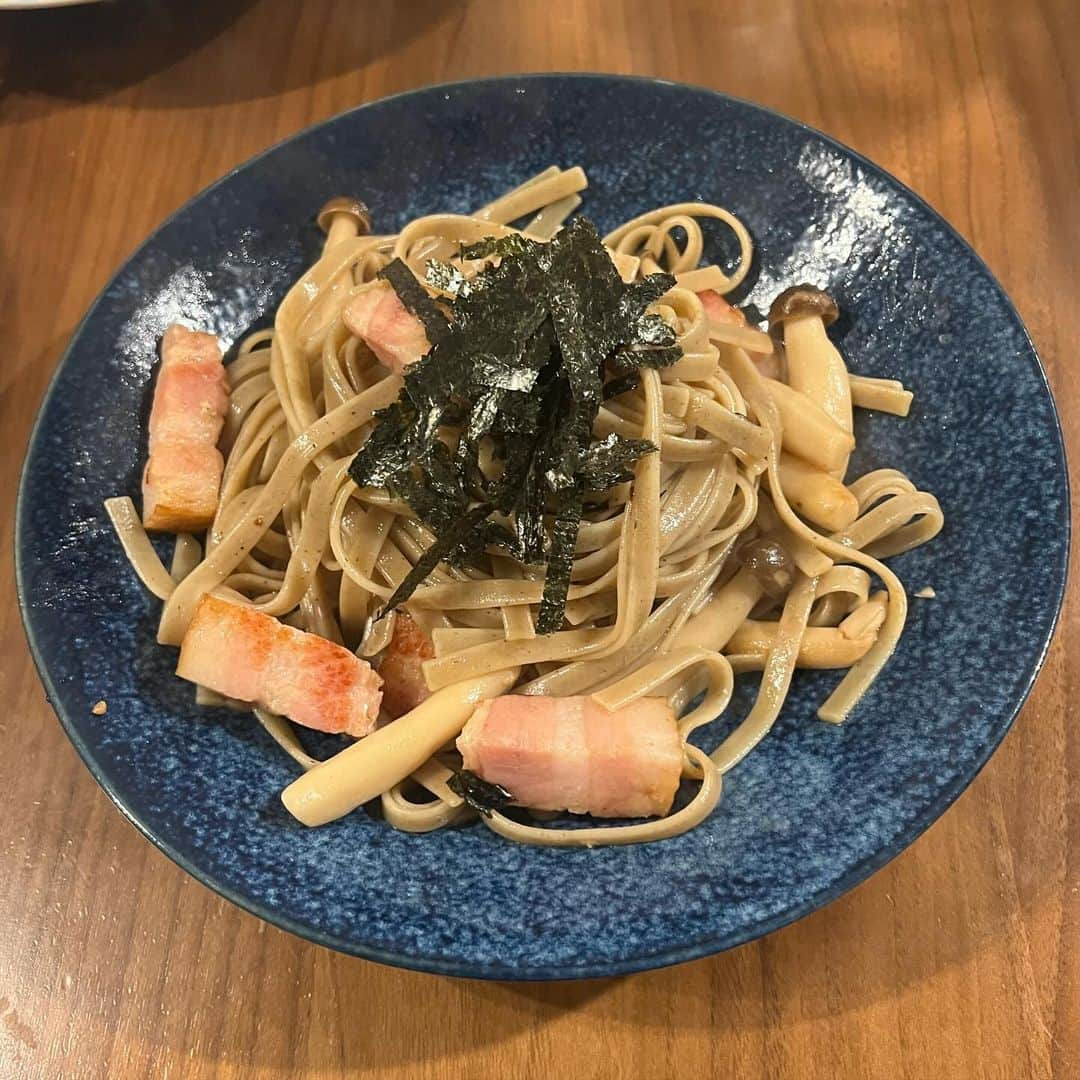 山本大樹のインスタグラム：「軽井沢で買ったそば粉入りパスタで作った和風パスタ！ ベーコン、しめじをかるく炒めて味付けは茹で汁と顆粒の出汁、醤油のみ！ 皿に盛ってもみ海苔なるものをぱらぱらーり！ うまし☝️  茹でてみたら思った以上に蕎麦だった笑 あ、隠し味的に七味ちょっと入れました！  #ばや飯」