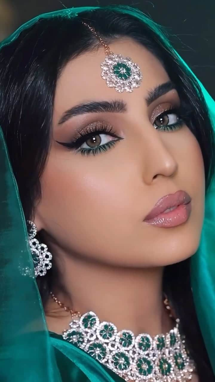 ジョエル・マーディニアンのインスタグラム：「Bollywood Glamour with sparkling EMERALD EYES by @eyecandy in B3 Jaguar   🏆 Voted most comfortable lenses 😊 have you tried them?  💄 @ghofran_makeup_  👀 @eyecandy B3 Jaguar 🚚  Shop online  ⬆️ link in bio ⬆️ 📦  eyecandyjoelle.com ✈️ world wide delivery  #eyecandy #eyecandyjoelle #contactlenses #coloredcontacts #coloredcontactlenses #joellemardinian #beauty #love #eyes #dazzling #coloredeyes #bollywood #indianbeauty」