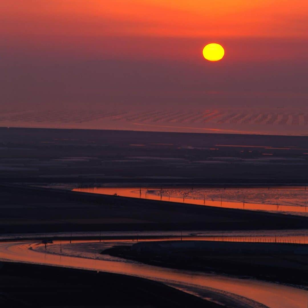 九州電力さんのインスタグラム写真 - (九州電力Instagram)「夕日に映える有明海の絶景✨ . ----------------------------------------------- 🌇行ってみたい！と思った方は【保存】をしてね🌊 ----------------------------------------------- . 世界有数の干満差を誇り日本有数の海苔の生産量を誇る有明海では、秋から冬にかけて海に浮かぶ海苔棚の風景を見ることができます。  夜明けや夕陽に照らされ、海苔棚と支柱のシルエットが浮かび上がる光景は、有明海ならではの美しい風景です。 . ※写真提供：一般社団法人佐賀県観光連盟 ※写真は過去に撮影されたものです。  お届けする九州の風景が、皆さまの元気や癒しになれば幸いです☘️  #九州電力 #佐賀 #有明海 #海 #朝日 #夕陽 #夕日 #海苔 #海岸 #海苔棚 #海苔養殖 #佐賀観光 #佐賀旅行」12月8日 17時00分 - kyuden_official