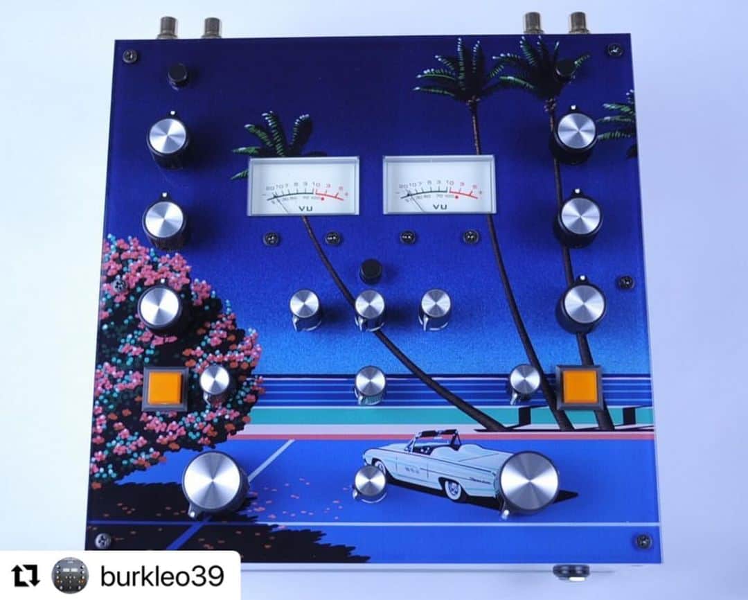 永井博のインスタグラム：「#Repost @burkleo39 with @use.repost ・・・ 【10台限定予約販売】 CDS x 永井博コラボモデル  大瀧詠一の『A LONG VACATION』のアルバムジャケットデザイン、BEAMS,UTなど数々のファッションブランドとのコラボでも有名な永井博とのスペシャルコラボモデル。トロピカルでクリアなアートの世界観を、CDSの2チャンネルミキサー「WHEEL-2」のアクリルクリアモデルにデザインした限定モデルの予約を受け付けます。  サイズ:220x220x95 重量:1.6kg(外部電源除く) 入力端子:Phono x2(RCA),LINE x2(RCA),IN x1(6.3mm Phone) 出力端子:OUT x2(XLR,RCA),CH OUT x1(6.3mm Phone),MONITOR x1(6.3mm Phone) 専用ハードケース付き  ※ご購入ご希望の旨は、直接メッセージにてご連絡下さい。 ハンドメイド品につき、2024年1月31日までのご予約で2024年4月中の納品を予定しています。 それ以降のご予約は順次納期が変動致します。 限定数に達した時点で受付を終了とさせて頂きます。  ￥660,000-(税込み、日本国内限定価格)  [Pre-order sale limited to 10 units] CDS x Hiroshi Nagai collaboration model  A special collaboration model with Hiroshi Nagai, who is famous for designing the album jacket for Eiichi Otaki's "A LONG VACATION" and collaborating with numerous fashion brands such as BEAMS, UT. We are now accepting reservations for a limited edition model designed with a tropical and clear art world view on the acrylic clear model of CDS's 2-channel mixer "WHEEL-2."  Size:220x220x95 Weight: 1.6kg (excluding external power supply) Input terminal: Phono x2(RCA), LINE x2(RCA), IN x1(6.3mm Phone) Output terminals: OUT x2 (XLR, RCA), CH OUT x1 (6.3mm Phone), MONITOR x1 (6.3mm Phone) Comes with dedicated hard case  *If you would like to purchase, please contact us directly by message. As this is a handmade item, reservations made by January 31, 2024 are scheduled for delivery in April 2024. For reservations made after that time, the delivery date will change accordingly. We will close the reception when the limited number is reached.  $4,860-(tax,shipping cost including world wide)  #hiroshinagai #hiroshinagaiart #cdsmixer #compactdiscosoundsystem #djmixer #soundsystem #hiendaudio  #rotarymixer」
