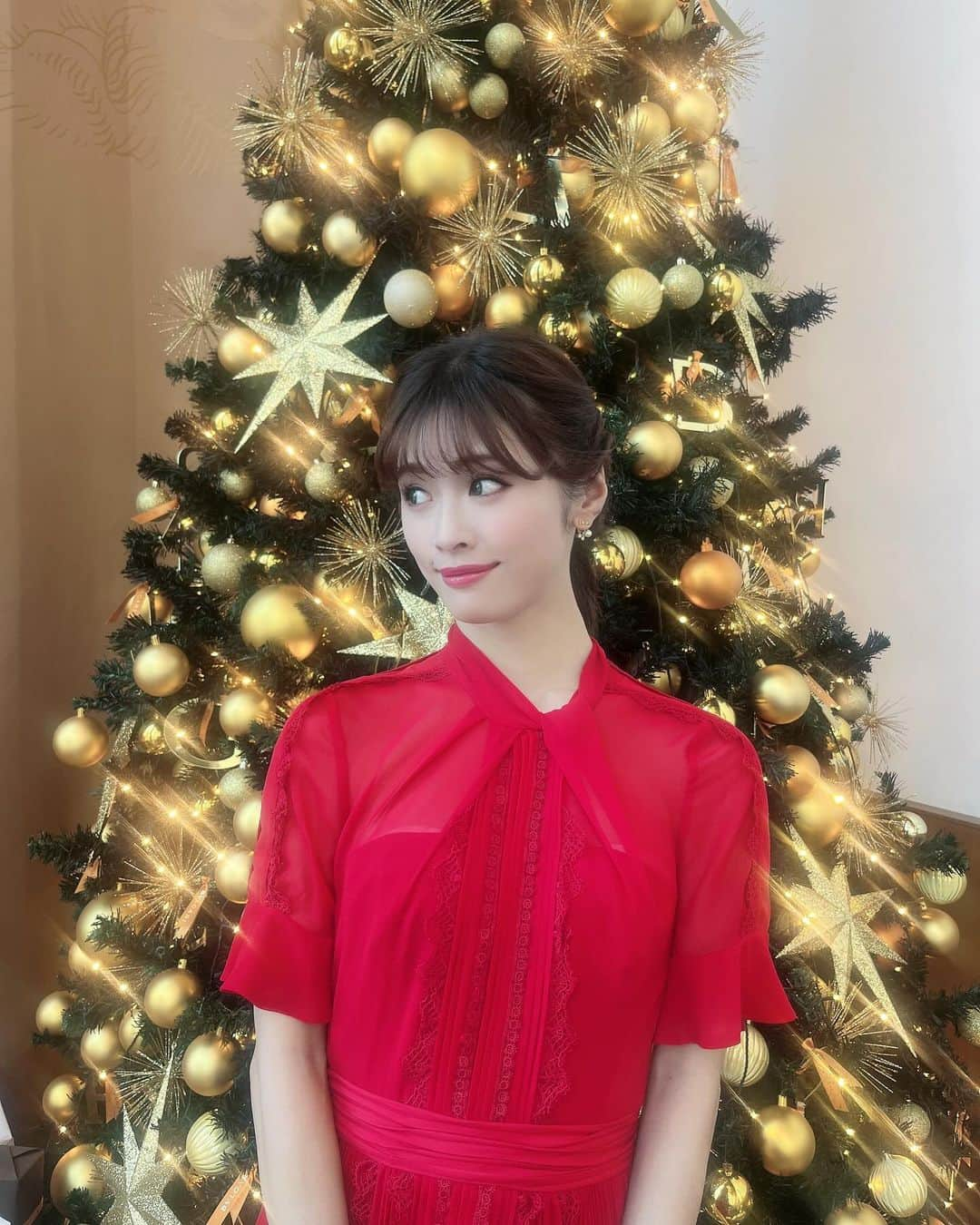 君島憂樹さんのインスタグラム写真 - (君島憂樹Instagram)「クリスマスイベント🎄🎅 お外のイルミネーションも素敵でこの時期は特にワクワク🫶✨ 先日と同じ赤ワンピースだけど、雰囲気をガラッと髪型でチェンジ！いつもよりスウィート風です😘 #クリスマス #甘めメイク #BULGARI」12月8日 16時39分 - yuuki_kimijima0427