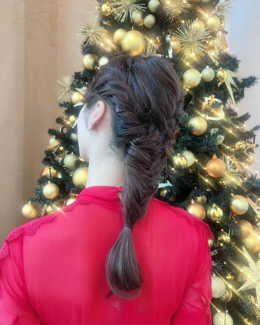君島憂樹さんのインスタグラム写真 - (君島憂樹Instagram)「クリスマスイベント🎄🎅 お外のイルミネーションも素敵でこの時期は特にワクワク🫶✨ 先日と同じ赤ワンピースだけど、雰囲気をガラッと髪型でチェンジ！いつもよりスウィート風です😘 #クリスマス #甘めメイク #BULGARI」12月8日 16時39分 - yuuki_kimijima0427
