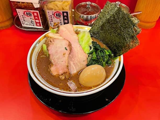 小野瀬雅生のインスタグラム：「青物横丁（品川区南品川）の横浜家系ラーメン裏大輝家青物横丁店でラーメン味玉キャベツウマウマウー☆以前長崎飯店と云うお店があった場所☆2023年9月に開店以来行列の絶えないお店☆麺硬めのみカスタマイズ☆濃厚なスープ☆ちゃんと塩っぱい☆変な脂の甘さみたいなのがない☆麺とスープがナイスマッチ☆新店なれど完成度高し☆満足度高し☆今度は味薄め脂少なめにします♫ #ラーメン #横浜家系ラーメン #裏大輝家青物横丁店 #裏大輝家 #青物横丁 #味玉 #キャベツ #麺硬め #小野瀬雅生 #onosemasao #ウマウマウー #濃厚スープ #ちゃんと塩っぱい #変な脂の甘さみたいなのがない #麺もイイ #麺とスープがナイスマッチ #完成度高し #満足度高し #行列店 #2023年9月開店 #ライスバー #スキスキスー」