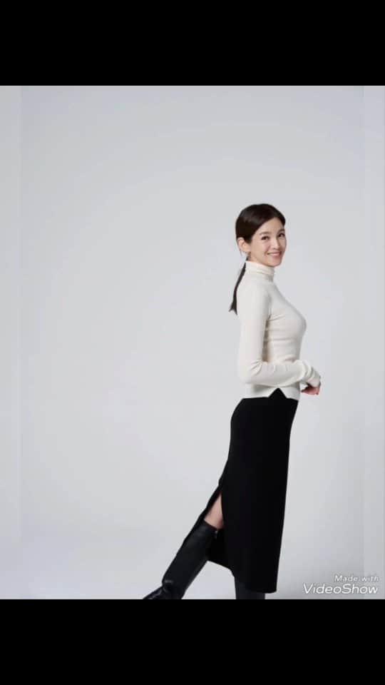 チョン・ガウンのインスタグラム：「드디어 나옴..  원단 찾고 패턴 만들고.. 샘플 만들고 또 만들고..  사파니아스커트에 이어 길어보이고 날씬해보이는  제니슬릿스커입니다.  @amaredono」