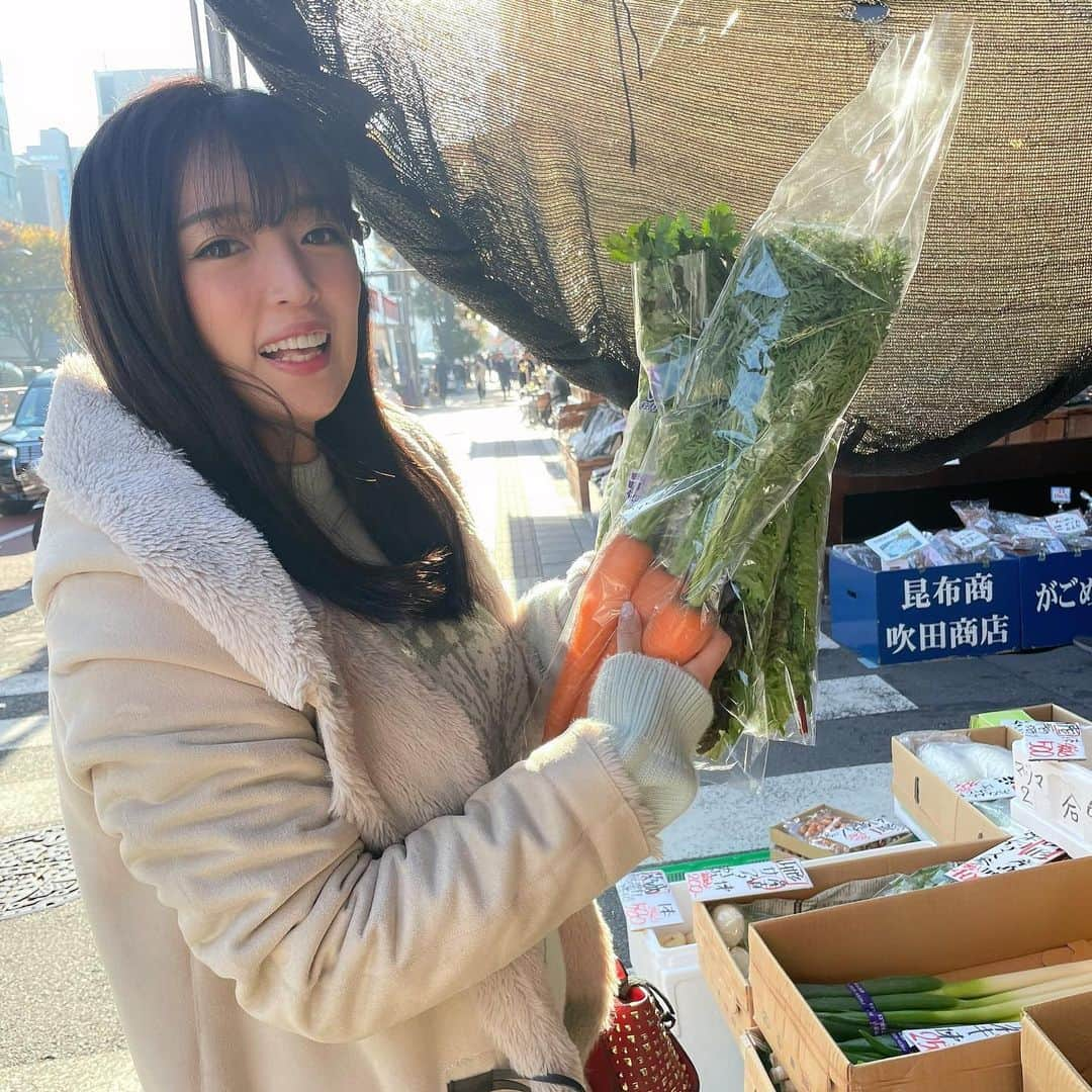 手束真知子さんのインスタグラム写真 - (手束真知子Instagram)「@itoyokado_official で12月6日〜12日の期間に販売されるイルキャンティドレッシングを使ってお料理します。 商品は @horetabi さんからいただきました!! ありがとうございます！  全国展開の人気イタリアンチェーン 【iL-CHIANTI イルキャンティ】とコラボの商品が販売中！ このドレッシングは"魔法の雫"と呼ばれるほど大人気なんですっ そんなドレッシングがイトーヨーカドーで買えるなんて嬉しすぎますっ！！  今回のサラダは、 築地の八百屋さんで購入した新鮮なマッシュルームとミニトマト、にんじんとサニーレタスたち🎵 最初にドレッシングをよく振り、 ドレッシングの味を全体に行き渡らせるためにあらかじめサラダに混ぜるスタイルにしてみましたよ^ ^ さらに欲張って「追いドレッシング」かけちゃいましたっ これが出来るのもお家でイルキャンティドレッシングを使える醍醐味！ですよねっ  お店で食べた味が食卓でも再現できるなんて…感激です！ とっても美味しかったですよーっ  イトーヨーカドーで購入できる期間は短いので、お買い逃し のないようチェックしてくださいねっ  築地特集Kindleはコチラ https://www.instagram.com/reel/C0bsOXOp4rg/?igshid=ODhhZWM5NmIwOQ==  #PR #イトーヨーカドー #広告 #イルキャンティ #iLCHIANTI #イルキャンティドレッシング #ホレタビ」12月8日 16時48分 - machikotezuka