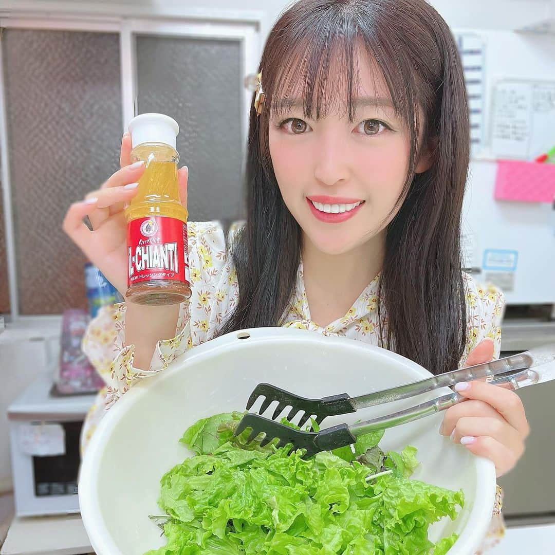 手束真知子さんのインスタグラム写真 - (手束真知子Instagram)「@itoyokado_official で12月6日〜12日の期間に販売されるイルキャンティドレッシングを使ってお料理します。 商品は @horetabi さんからいただきました!! ありがとうございます！  全国展開の人気イタリアンチェーン 【iL-CHIANTI イルキャンティ】とコラボの商品が販売中！ このドレッシングは"魔法の雫"と呼ばれるほど大人気なんですっ そんなドレッシングがイトーヨーカドーで買えるなんて嬉しすぎますっ！！  今回のサラダは、 築地の八百屋さんで購入した新鮮なマッシュルームとミニトマト、にんじんとサニーレタスたち🎵 最初にドレッシングをよく振り、 ドレッシングの味を全体に行き渡らせるためにあらかじめサラダに混ぜるスタイルにしてみましたよ^ ^ さらに欲張って「追いドレッシング」かけちゃいましたっ これが出来るのもお家でイルキャンティドレッシングを使える醍醐味！ですよねっ  お店で食べた味が食卓でも再現できるなんて…感激です！ とっても美味しかったですよーっ  イトーヨーカドーで購入できる期間は短いので、お買い逃し のないようチェックしてくださいねっ  築地特集Kindleはコチラ https://www.instagram.com/reel/C0bsOXOp4rg/?igshid=ODhhZWM5NmIwOQ==  #PR #イトーヨーカドー #広告 #イルキャンティ #iLCHIANTI #イルキャンティドレッシング #ホレタビ」12月8日 16時48分 - machikotezuka