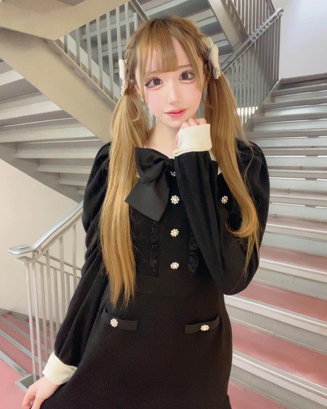 Ank Rougeのインスタグラム：「🖤HEP FIVE店Limited item🥀🖤  パワショルニットソーワンピース black / 千鳥柄 ¥19,800 taxin  本日12/8〜販売スタート！！  詳しくはHEP FIVE店のInstagramをチェック🔽 @ankrouge_hepfive」