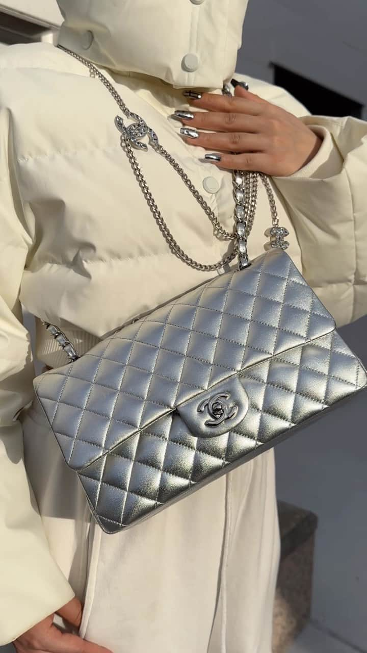 Vintage Brand Boutique AMOREのインスタグラム：「Vintage Classic Flap Medium in Silver   Product code : 110272  #chanelcf #chanellover #chanelbag #chanelclassicflap #chanelclassic」