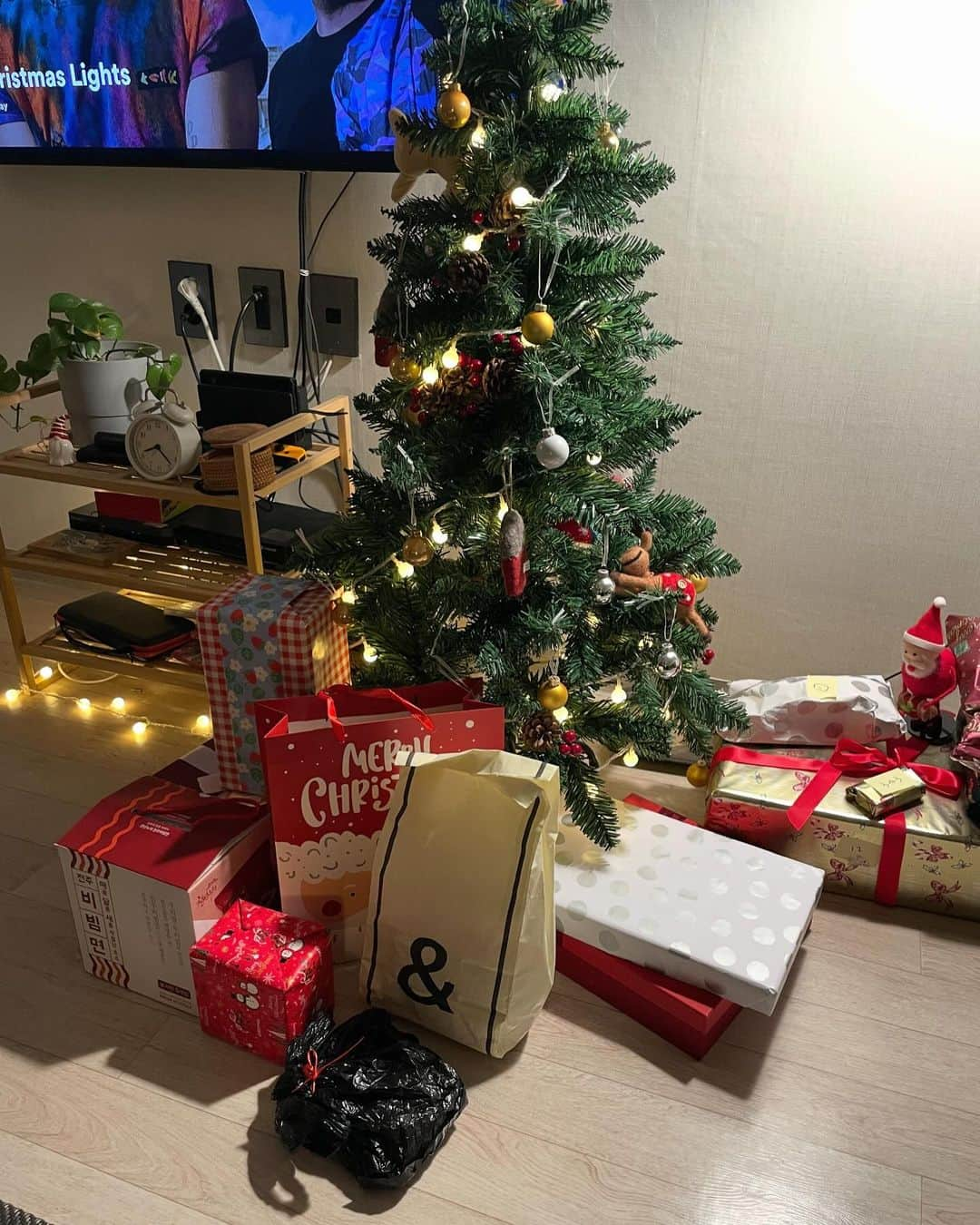 Lilmeさんのインスタグラム写真 - (LilmeInstagram)「去年と一昨年は韓国でXmasを過ごしていたのに 今年は東京で過ごすなんて…不思議。 人生は何が起こるかわからないものですね。  今年は家でケンタッキーのチキンを食べながら ワインを飲んでゆっくりする予定です。 ♪ク〜リスマスが今年もやってくるぅ〜🐿️  皆さんはどんなクリスマスを過ごす予定ですか🎄？  #xmas #クリスマス」12月8日 22時21分 - lilme_official