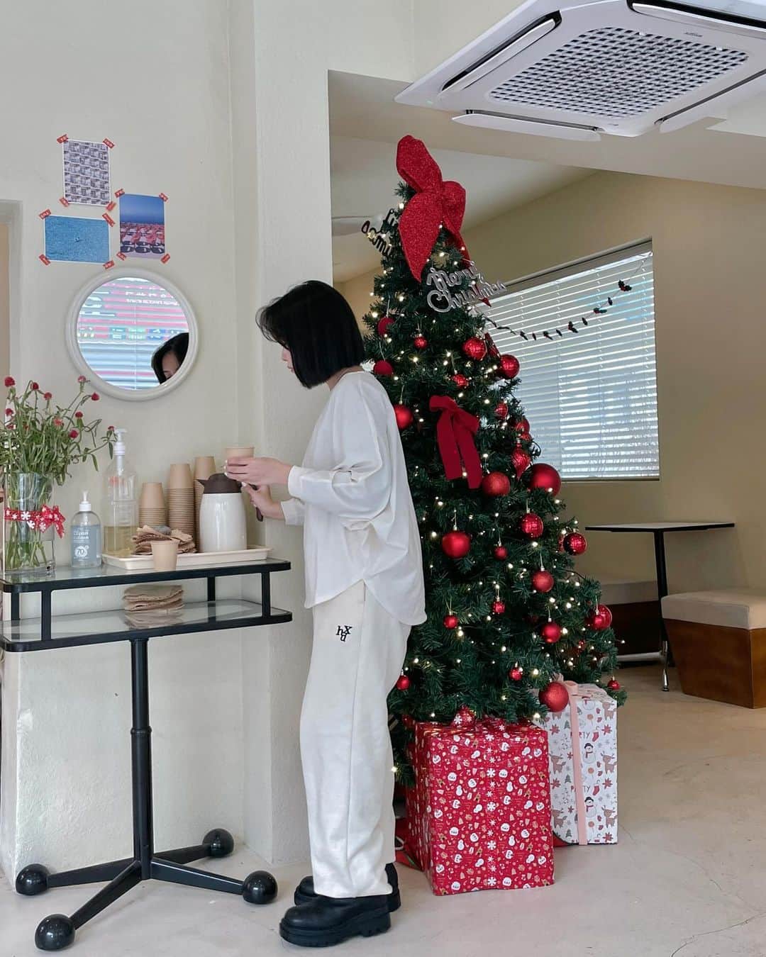 Lilmeのインスタグラム：「去年と一昨年は韓国でXmasを過ごしていたのに 今年は東京で過ごすなんて…不思議。 人生は何が起こるかわからないものですね。  今年は家でケンタッキーのチキンを食べながら ワインを飲んでゆっくりする予定です。 ♪ク〜リスマスが今年もやってくるぅ〜🐿️  皆さんはどんなクリスマスを過ごす予定ですか🎄？  #xmas #クリスマス」