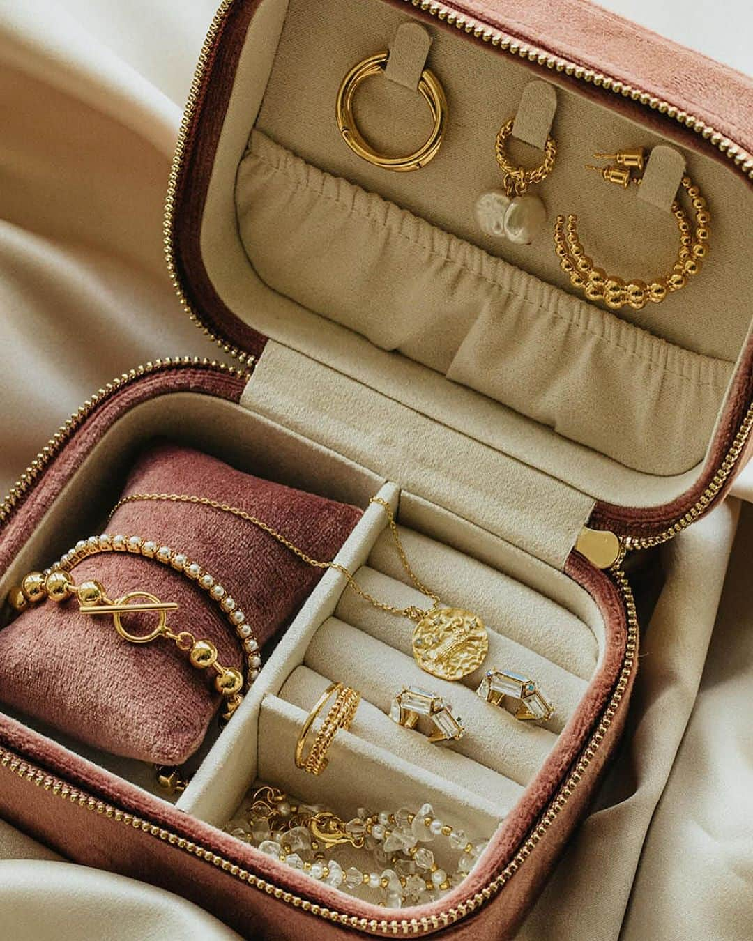 オレリアさんのインスタグラム写真 - (オレリアInstagram)「Giveaway now closed. ✨  Our fabulous jewellery giveaway with @oreliajewellery is into its second week - keep the entries coming in!   Here’s a reminder of all the details and the fabulous prize that one lucky person can win!!! 🤩  * A limited-edition Christmas cracker for each member of your bridal party (up to a maximum of ten) containing a pair of earrings or a necklace from Orelia’s Christmas 2023 STARSTRUCK collection. Orelia will send a selection of its choice. There is a dedicated men’s collection too. * A pair of earrings from Orelia’s LUXE collection for the bride.  * A £50 voucher for the special person by your side on the big day.  For your chance to win:   Please make sure you are following @tythebarnlaunton and @oreliajewellery    Comment on Tythe’s social post, tagging in the people who mean the most to you, asking them to also follow @tythebarnlaunton and @oreliajewellery    Share the post and keep your fingers crossed.   Our winner, chosen at random, will be announced live on Friday 15th December at 1pm so Orelia can send all products to our winning couple in time for them to share the gifts with their team before Christmas.   T&C’s apply   • Winner must be over 18. • UK Entry Only. • One postal address required if you win. • Follow the above requirements of the competition. • Competition closes at 9am on 15th December 2023. • Winner announced LIVE on 15th December 2023 at 1pm. • No cash alternative will be offered. Prizes won cannot be exchanged or refunded. • Tythe will pick one winner at random and that decision will be final.   Good luck! 🤞   #tythe #orelia #oreliajewellery #giveawaytime #jewellerygiveaway #weddingjewellery #weddingnecklace #weddingbracelet #weddingearrings #bridesmaidsgift #bridesmaidsgifts #bridalpartygoals #bridalgang #willyoubemybridesmaid #bridesmaidsstyle #bridesmaidsjewellery #weddingpartygifts #weddingpartygiftideas #jewelleryprize #christmaswedding #winterweddings #weddingmagic #2023bride #2024bride #2025bride」12月8日 22時21分 - oreliajewellery