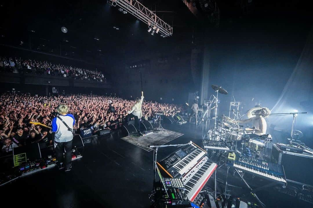 [ALEXANDROS]さんのインスタグラム写真 - ([ALEXANDROS]Instagram)「tokyo day1 最高すぎてどうしようってくらい やばかったです  ライブ後不審者発見したので捕獲しておきました  明日いよいよファイナルぶちかまします  よろしく  洋平  #Alexandros  #NEWMEANING  #TOUR」12月8日 22時29分 - alexandros_official_insta