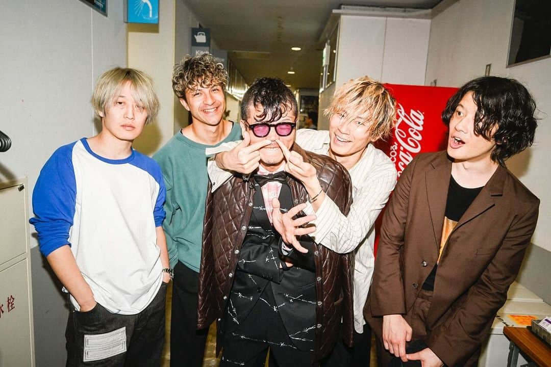 [ALEXANDROS]さんのインスタグラム写真 - ([ALEXANDROS]Instagram)「tokyo day1 最高すぎてどうしようってくらい やばかったです  ライブ後不審者発見したので捕獲しておきました  明日いよいよファイナルぶちかまします  よろしく  洋平  #Alexandros  #NEWMEANING  #TOUR」12月8日 22時29分 - alexandros_official_insta