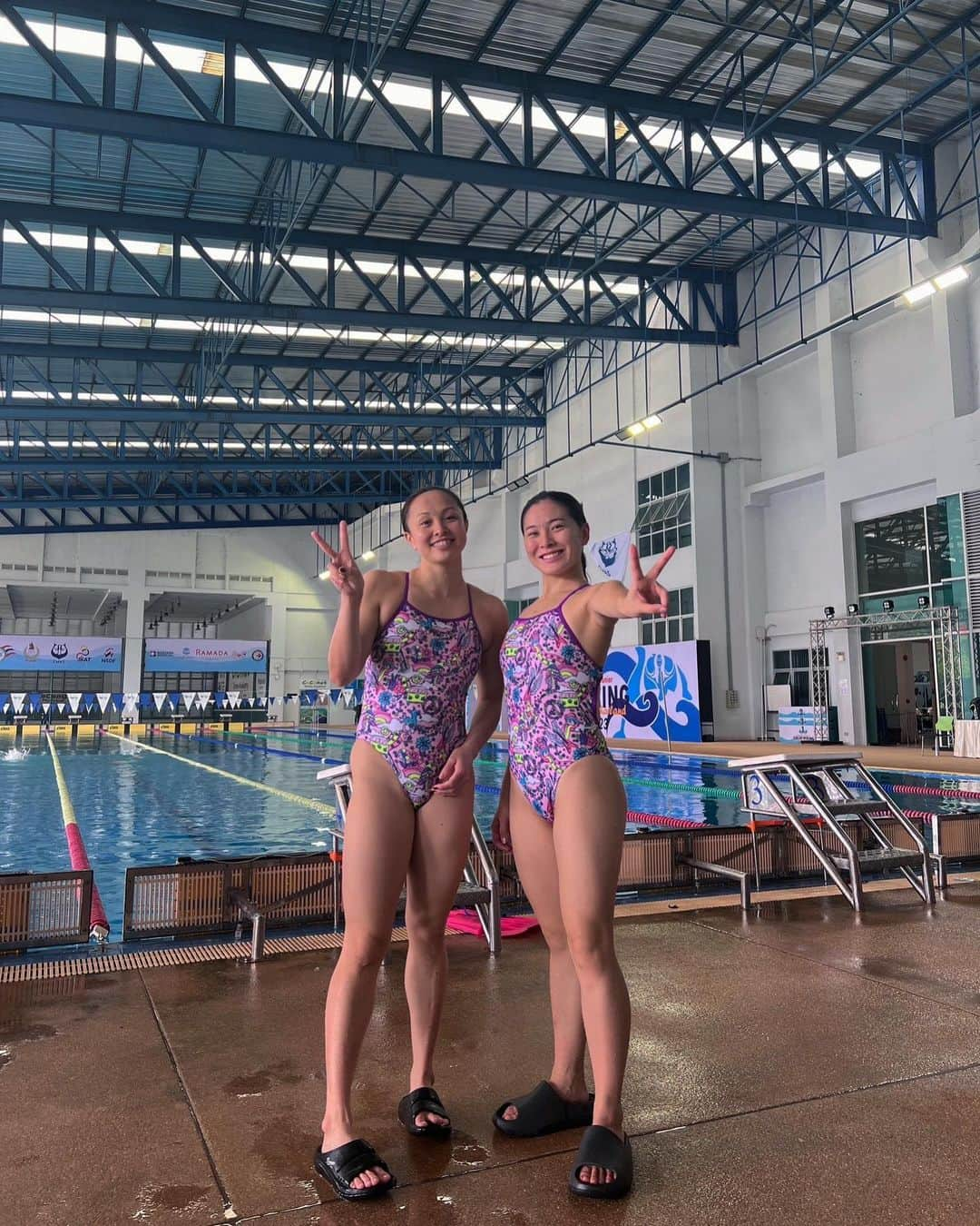 髙津奈々のインスタグラム：「@funkita.jp in Thailand🇹🇭  アジア選手権でおんなじ水着のしほさんと💜🎀  まさかの頼んでいた水着が一緒だった🩱🫣  カメラマンは韓国🇰🇷の選手 @choi._ming 〜 脚長にとってくれる。 고마워요.🫰🏼  【クーポンの入力で割引価格になります▶︎777】  #funkitajp #funkita #funkitaswimwear  #ファンキタ #フィンスイミング #モノフィン #プール #アスリート女子 #水泳 #選手 #pr」