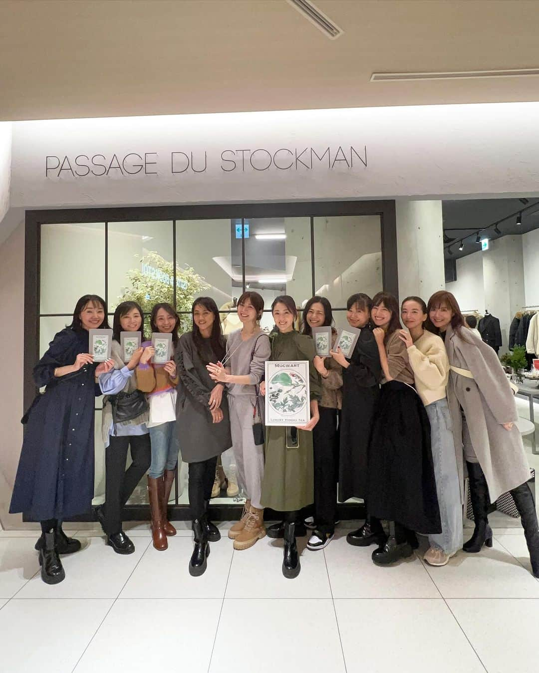 前田ゆかさんのインスタグラム写真 - (前田ゆかInstagram)「今日は恵比寿ガーデンプレイス @pdst.jp  popupイベントへ❗️  志保ちゃんと　@shihohara  一緒に行ってきました✨  沢山のモデルさん達がズラリと 勢揃い🙌 みんな一緒に記念撮影✨  こうやって並ぶと凄いですね☺️  @keiko_ashida 桂子ちゃんの ラグジュアリーよもぎティーの 発売記念👏試飲も出来て3つ購入すると一つプレゼント🎁のスペシャルなpopup開催中。  @maenorichang 典ちゃんの コラボワンピースと金ボタンジャケットにガーデンガンの3点が @maisonmaenori  試着できるチャンスです。  @27.allen_miho  @27.allen_me.time  アレンとストックマンコラボで作られたロングネックレス限定2品✨  @ariko418 ありこさんの割烹着も試着！この他に白もありましたよ！  @malama_place スコーンも 美味しかった👌(本日のみ)  賑やかな　super warm popupでした🎄 あと2日間popup開催中です。 12月10日まで‼️ 自分にも大切な方へのクリスマスプレゼント🎁にいかがですか？  #pdst #パサージュドゥストックマン #ラグジュアリーよもぎティー #27allen  #maisonmaenori #自分へのクリスマス🎁get」12月8日 22時25分 - maeyuka