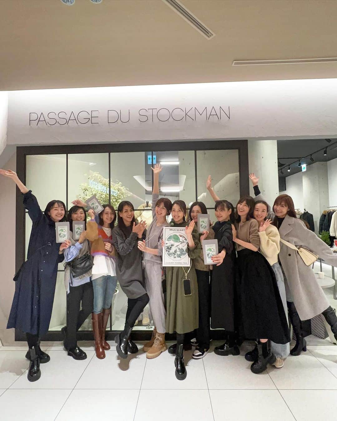 前田ゆかさんのインスタグラム写真 - (前田ゆかInstagram)「今日は恵比寿ガーデンプレイス @pdst.jp  popupイベントへ❗️  志保ちゃんと　@shihohara  一緒に行ってきました✨  沢山のモデルさん達がズラリと 勢揃い🙌 みんな一緒に記念撮影✨  こうやって並ぶと凄いですね☺️  @keiko_ashida 桂子ちゃんの ラグジュアリーよもぎティーの 発売記念👏試飲も出来て3つ購入すると一つプレゼント🎁のスペシャルなpopup開催中。  @maenorichang 典ちゃんの コラボワンピースと金ボタンジャケットにガーデンガンの3点が @maisonmaenori  試着できるチャンスです。  @27.allen_miho  @27.allen_me.time  アレンとストックマンコラボで作られたロングネックレス限定2品✨  @ariko418 ありこさんの割烹着も試着！この他に白もありましたよ！  @malama_place スコーンも 美味しかった👌(本日のみ)  賑やかな　super warm popupでした🎄 あと2日間popup開催中です。 12月10日まで‼️ 自分にも大切な方へのクリスマスプレゼント🎁にいかがですか？  #pdst #パサージュドゥストックマン #ラグジュアリーよもぎティー #27allen  #maisonmaenori #自分へのクリスマス🎁get」12月8日 22時25分 - maeyuka