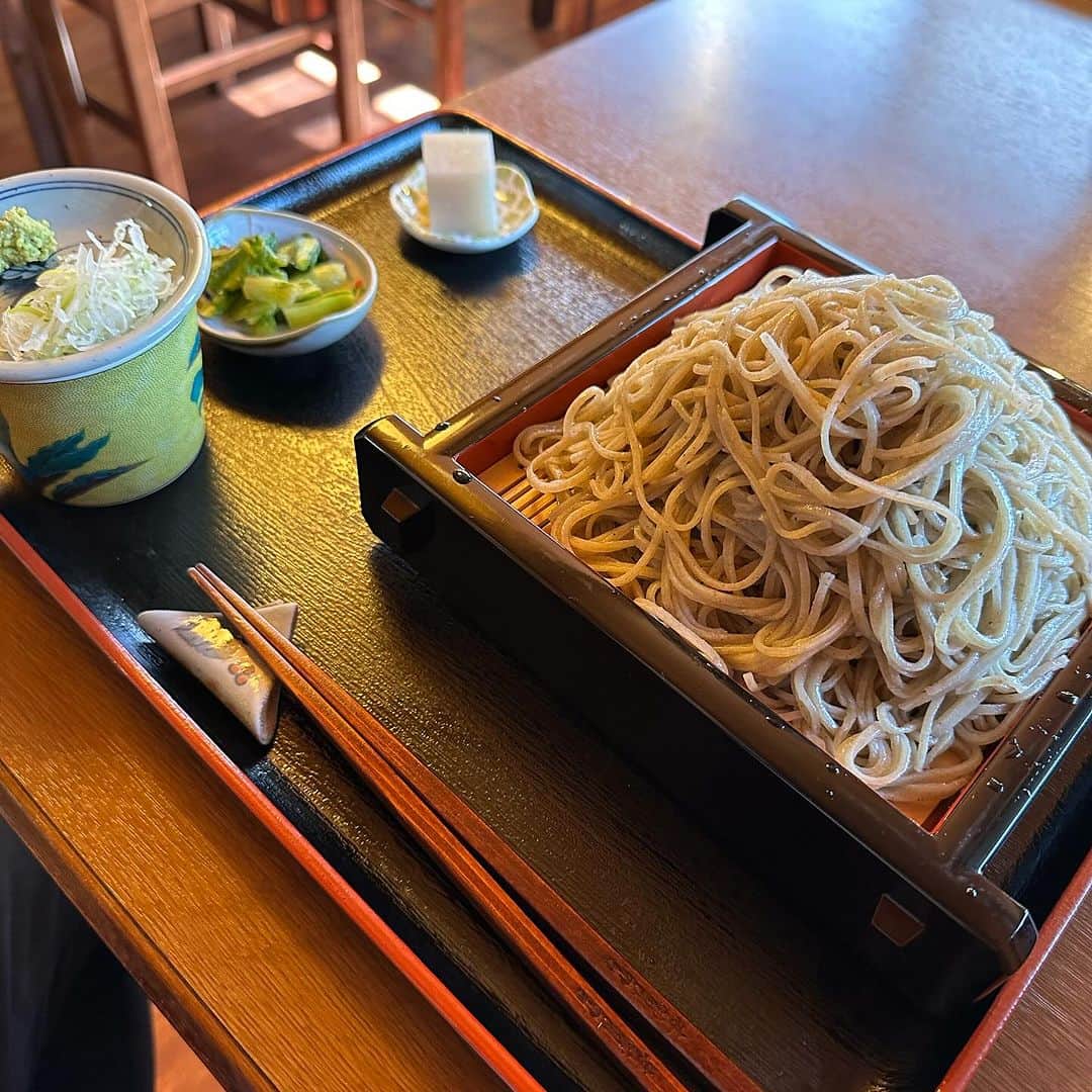 マギー審司のインスタグラム：「今日は長野県で仕事でした😄  長野にしたらやっぱり蕎麦食べたいですよね〜  なんとなく見かけた蕎麦屋さんに入ったらやっぱり美味しかったです。  水の良さが分かりますね！  明日は横浜🚗  頑張ろう👍」