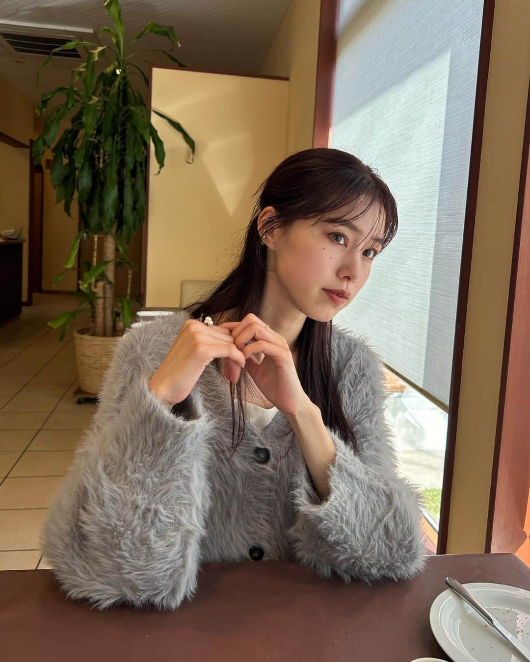 木下桜のインスタグラム：「. 今年も一年お疲れさま会で キレイめコーデっ🩶 #yo__style   カジュアルコーデにも、 おめかしコーデでも使える シャギーニットは、秋冬のマストアイテム🫱🏻‍🫲🏼🍂  サーモンのパンに塗るの…(名前分からん) 美味しすぎておかわりしたいくらいやった、、🐟♡ 美味しいご飯いっぱい食べて しあわせ〜😮‍💨🤍🤍  @bonjoursagan   #bonjoursagan #bs_style #ボンサガ」