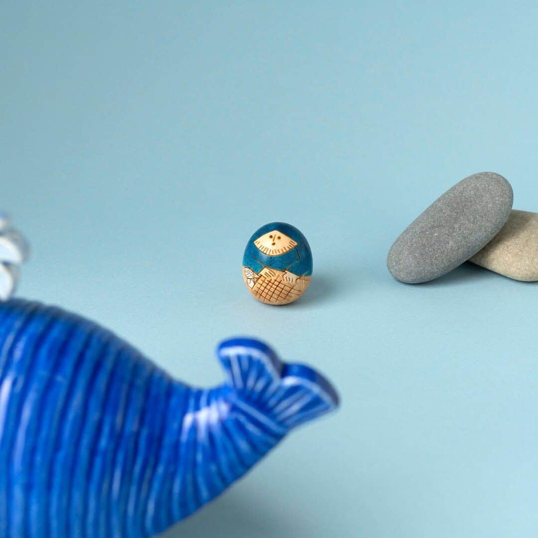 リサラーソンさんのインスタグラム写真 - (リサラーソンInstagram)「【Lisa Larson × Japan series】⁠ ⁠ ⁠日本の伝統的な木製玩具こけしとリサ・ラーソンがコラボレーションしたジャパンシリーズ。 リサ・ラーソンの作品を元に、日本のこけし職人が新たな解釈で造形化し、リサが一目で気に入った理想的なコラボレーション作品です。全国一の創作こけし生産量を誇る群馬県の工房で、リサの陶器と同じく職人さんの手によってひとつひとつ丁寧に作られています。日本独自の技法とリサの作品が新たな「こけし」を生み出しました。⁠ ⁠ ⁠こけし⁠ ⁠https://shop.tonkachi.co.jp/collections/ll-kokeshi⁠ ⁠ ================⁠ ⁠  【発送について】⁠ ⁠ この度、倉庫の移転に伴いまして下記期間の発送業務を休業いたします。 ⁠ ⁠ ○出荷休業期間⁠ 2023年12月5日（火）〜　12月11日（月）⁠ ※2023年12月3日（日）23:59までにご注文いただいた分は12月4日（月）出荷させていただきます。⁠ ※オンラインショップと直営店で在庫を共有しているため、行き違いで売り切れになり、発送できない場合があります。⁠ ⁠  ○ご注文について⁠ ※休業期間中も24時間ご注文頂けます。 ⁠ ⁠ ○出荷業務再開日⁠ 2023年12月12日（火）から順次出荷⁠ ⁠ ※12月4日（月）以降にご注文いただいた分を出荷させていただきます。⁠ ※ご注文いただいた順に対応させていただきますが、ご注文状況・在庫状況により発送までに数日お時間をいただく場合がございます。あらかじめご了承ください。⁠ ⁠ ▼詳しくはこちら⁠ https://shop.tonkachi.co.jp/blogs/information/info-1⁠ ⁠ ーーーーーーーーーーーーーーーー⁠ ⁠ 【期間限定】送料無料キャンペーン！⁠ ⁠ いつもトンカチストアをご利用いただきありがとうございます。⁠ お客様へ日頃の感謝を込めて、税込11,000円以上のご注文で送料が無料になるキャンペーンを開催します！⁠ ⁠ 12月5日（火）正午〜12月10日（日）までの6日間の期間限定のキャンペーンです。⁠ ぜひこの機会にトンカチストアでのお買い物をお楽しみください。⁠ ⁠ ※12月5日（火）12：00〜12月10日（日）23:59　のご注文が対象となります。⁠ ※大型商品と予約商品は送料無料キャンペーン対象外です。⁠ ※1回のご注文で、11,000円以上ご注文いただいた方が対象です。⁠ ⁠ ▼詳しくはこちら⁠ https://shop.tonkachi.co.jp/blogs/news/dfree⁠ ⁠ ================⁠ ⁠ トンカチストアはプロフィールのリンクよりご覧いただけます。⁠ ⁠ →@lisalarsonjp⁠ ⁠ ➡️TONKACHI STOREでもリサ・ラーソンの情報をお届けしております。⁠ ぜひフォローしてくださいね。⁠ →@tonkachi_store⁠ ⁠ ================⁠ ⁠ #LisaLarson #リサラーソン #tonkachi #トンカチ #tonkachistore #トンカチストア #🔨#Sweden #スウェーデン #北欧 #北欧インテリア #北欧雑貨 #北欧ライフスタイル #ceramic #陶器 #陶芸家 #作家  #gift #ギフト #暮らしを楽しむ #暮らし⁠ #こけし ⁠」12月8日 17時00分 - lisalarsonjp