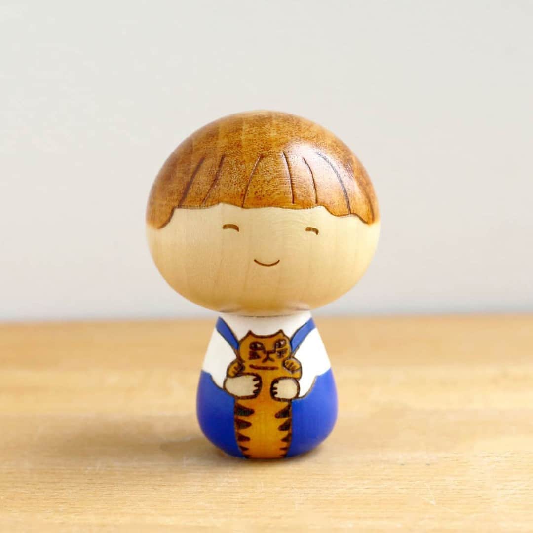 リサラーソンさんのインスタグラム写真 - (リサラーソンInstagram)「【Lisa Larson × Japan series】⁠ ⁠ ⁠日本の伝統的な木製玩具こけしとリサ・ラーソンがコラボレーションしたジャパンシリーズ。 リサ・ラーソンの作品を元に、日本のこけし職人が新たな解釈で造形化し、リサが一目で気に入った理想的なコラボレーション作品です。全国一の創作こけし生産量を誇る群馬県の工房で、リサの陶器と同じく職人さんの手によってひとつひとつ丁寧に作られています。日本独自の技法とリサの作品が新たな「こけし」を生み出しました。⁠ ⁠ ⁠こけし⁠ ⁠https://shop.tonkachi.co.jp/collections/ll-kokeshi⁠ ⁠ ================⁠ ⁠  【発送について】⁠ ⁠ この度、倉庫の移転に伴いまして下記期間の発送業務を休業いたします。 ⁠ ⁠ ○出荷休業期間⁠ 2023年12月5日（火）〜　12月11日（月）⁠ ※2023年12月3日（日）23:59までにご注文いただいた分は12月4日（月）出荷させていただきます。⁠ ※オンラインショップと直営店で在庫を共有しているため、行き違いで売り切れになり、発送できない場合があります。⁠ ⁠  ○ご注文について⁠ ※休業期間中も24時間ご注文頂けます。 ⁠ ⁠ ○出荷業務再開日⁠ 2023年12月12日（火）から順次出荷⁠ ⁠ ※12月4日（月）以降にご注文いただいた分を出荷させていただきます。⁠ ※ご注文いただいた順に対応させていただきますが、ご注文状況・在庫状況により発送までに数日お時間をいただく場合がございます。あらかじめご了承ください。⁠ ⁠ ▼詳しくはこちら⁠ https://shop.tonkachi.co.jp/blogs/information/info-1⁠ ⁠ ーーーーーーーーーーーーーーーー⁠ ⁠ 【期間限定】送料無料キャンペーン！⁠ ⁠ いつもトンカチストアをご利用いただきありがとうございます。⁠ お客様へ日頃の感謝を込めて、税込11,000円以上のご注文で送料が無料になるキャンペーンを開催します！⁠ ⁠ 12月5日（火）正午〜12月10日（日）までの6日間の期間限定のキャンペーンです。⁠ ぜひこの機会にトンカチストアでのお買い物をお楽しみください。⁠ ⁠ ※12月5日（火）12：00〜12月10日（日）23:59　のご注文が対象となります。⁠ ※大型商品と予約商品は送料無料キャンペーン対象外です。⁠ ※1回のご注文で、11,000円以上ご注文いただいた方が対象です。⁠ ⁠ ▼詳しくはこちら⁠ https://shop.tonkachi.co.jp/blogs/news/dfree⁠ ⁠ ================⁠ ⁠ トンカチストアはプロフィールのリンクよりご覧いただけます。⁠ ⁠ →@lisalarsonjp⁠ ⁠ ➡️TONKACHI STOREでもリサ・ラーソンの情報をお届けしております。⁠ ぜひフォローしてくださいね。⁠ →@tonkachi_store⁠ ⁠ ================⁠ ⁠ #LisaLarson #リサラーソン #tonkachi #トンカチ #tonkachistore #トンカチストア #🔨#Sweden #スウェーデン #北欧 #北欧インテリア #北欧雑貨 #北欧ライフスタイル #ceramic #陶器 #陶芸家 #作家  #gift #ギフト #暮らしを楽しむ #暮らし⁠ #こけし ⁠」12月8日 17時00分 - lisalarsonjp