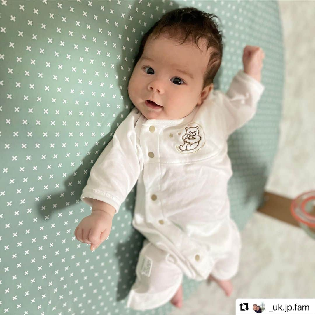 KATOJI（カトージ）さんのインスタグラム写真 - (KATOJI（カトージ）Instagram)「. とても可愛いお写真が届きました👶🍼 ___________________________________ ◾️KATOJI ベビー肌着 FIRST BABYWEAR（ファースト ベビーウェア） ___________________________________  先月発売となった ママとカトージが一緒につくったベビー肌着 【FIRST BABYWEAR】☺️ 第1弾の「おやすみサインステッカー」を 一緒に取り組んできた @_uk.jp.fam さまから 使用感のご感想をいただきました🧸💛  10月にご出産されたばかりの 娘さんの可愛いお写真をご投稿いただいています🌷 素敵なご投稿をありがとうございます♪  ⬇︎REPOST⬇︎ #Repost @_uk.jp.fam with @use.repost ・・・ ﹏  @katoji_official さんとママさんたちが作った ベビー肌着【FIRST BABYWEAR 】を プレゼントしていただきました🧸❤️  実は、この企画がスタートした当初から サポーターのママさんたちの投稿を チェックしていたので "勝手に" 完成を心待ちにしていました〜🤩🫶🏼笑  ☞ お気に入りポイント💡  ・なんといっても肌触りがとっても良い！ 　サラサラなんだけど生地がしっかりしてる◎  ・パッケージが可愛い！開ける際のワクワク感✨  (パッケージの写真は 後日投稿予定です)  ・クマちゃんとボタンの色味が素敵🤎 　性別関係なく着れるのも良い！  .  出産祝いで悩まれている方にオススメです👶🏻🎁  #pr #KATOJI #FIRST_BABYWEAR #Mommy_to_Baby  . . . . .  #ハーフベビー #国際カップル #国際結婚 #国際恋愛 #ハーフキッズ #帝王切開 #2歳差育児 #出産祝い #ベビー用品準備」12月8日 17時00分 - katoji_official