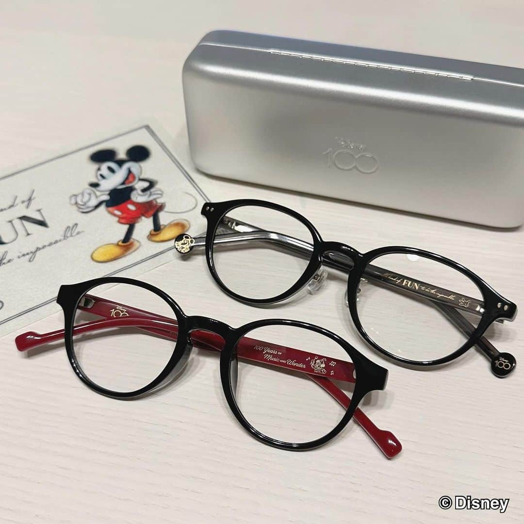 伊藤かりんさんのインスタグラム写真 - (伊藤かりんInstagram)「JINS / Disney モデル 「Disney 100 アイウエアコレクションby JINS」の眼鏡が可愛すぎる💜🤍   52種類もあるの本当に多すぎて困っちゃう🤦‍♀️ 推しが多いって大変ですよね、みなさん🥹✨   悩みに悩んで トイ・ストーリー好きとしてやっぱり ▪️キャラクターパレードシリーズ ウッディモデル(URF-23A-100_86) を選びました🤠   ウッディらしいブラウンのカラーをメインに べっこうのフレームがおしゃれ✨ ディズニー創立100周年限定のウッディのアートも最高🎼   キャラクターや作品の世界観から インスピレーションを受けてデザインされてるけど、 トレンドも踏まえたフレームなので 日常のコーディネートで使いやすいです🙆‍♀️！   確かに眼鏡ってプライベートからビジネスシーンまで 常にかけるものだから さりげないデザインがありがたいかも🥹🫶     他にも写真の中でご紹介してるのは   ▪️クラシカルアートシリーズ ミッキーマウスモデル(BLACK)  URF-23A-093_294 →ミッキーマウスのお洋服のボタンをイメージしたスタッズがデザインされてて、ファンにはたまらない🤤   ▪️キャラクターパレードシリーズ ミッキーマウスモデル URF-23A-099_94 →赤と黒のミッキーマウスカラーで可愛い❤️🖤   ▪️キャラクターパーティーシリーズ ミッキーマウス/ミニーマウス/プルートモデル LRF-23A-130_94 →この3人が揃ったら最強なんだよ…🥲🫶   ▪️キャラクターパーティーシリーズ バンビ/とんすけ/ダンボモデル LRF-23A-132_83 →細めのフレームで顔が明るくなりそう🌟     写真以外にもプリンセスシリーズやミニーマウスモデルなど 多種多様なのでお気に入りの1つが必ず見つかるはず！❤️‍🔥     JINSオンラインショップと店頭で販売中です！ ぜひ探してみてね🔍     ※店舗毎に在庫状況は異なる為、最新の在庫状況については「商品詳細ページ」→「店舗在庫」ボタンよりご確認ください。  #PR #JINSディズニーモデル #JINS @jins_japan」12月8日 17時00分 - karin___ito