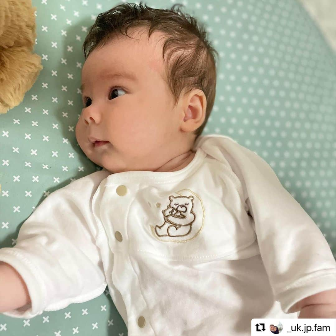 KATOJI（カトージ）のインスタグラム：「. とても可愛いお写真が届きました👶🍼 ___________________________________ ◾️KATOJI ベビー肌着 FIRST BABYWEAR（ファースト ベビーウェア） ___________________________________  先月発売となった ママとカトージが一緒につくったベビー肌着 【FIRST BABYWEAR】☺️ 第1弾の「おやすみサインステッカー」を 一緒に取り組んできた @_uk.jp.fam さまから 使用感のご感想をいただきました🧸💛  10月にご出産されたばかりの 娘さんの可愛いお写真をご投稿いただいています🌷 素敵なご投稿をありがとうございます♪  ⬇︎REPOST⬇︎ #Repost @_uk.jp.fam with @use.repost ・・・ ﹏  @katoji_official さんとママさんたちが作った ベビー肌着【FIRST BABYWEAR 】を プレゼントしていただきました🧸❤️  実は、この企画がスタートした当初から サポーターのママさんたちの投稿を チェックしていたので "勝手に" 完成を心待ちにしていました〜🤩🫶🏼笑  ☞ お気に入りポイント💡  ・なんといっても肌触りがとっても良い！ 　サラサラなんだけど生地がしっかりしてる◎  ・パッケージが可愛い！開ける際のワクワク感✨  (パッケージの写真は 後日投稿予定です)  ・クマちゃんとボタンの色味が素敵🤎 　性別関係なく着れるのも良い！  .  出産祝いで悩まれている方にオススメです👶🏻🎁  #pr #KATOJI #FIRST_BABYWEAR #Mommy_to_Baby  . . . . .  #ハーフベビー #国際カップル #国際結婚 #国際恋愛 #ハーフキッズ #帝王切開 #2歳差育児 #出産祝い #ベビー用品準備」