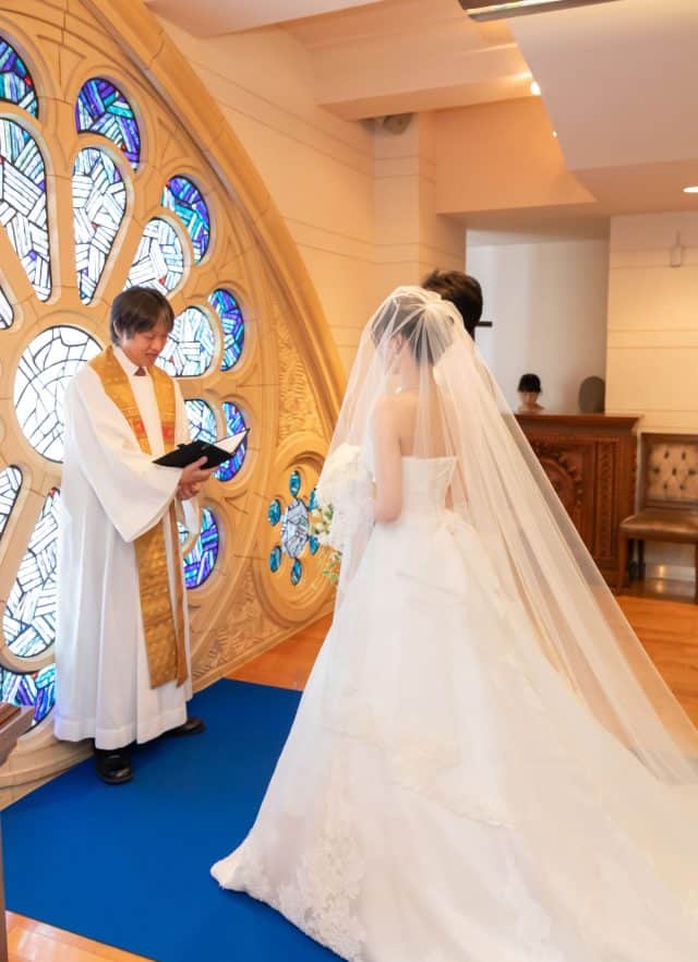 楽婚【公式】Instagramのインスタグラム：「. 楽婚の先輩レポート✍️ 💒 #東京アフロディテ ~ホワイトウエディングハウス~  大切な親族の皆さまに見守られ 晴れの日をお迎えいただいたおふたり。 さまざまなアイテムを用意されたことで、 親族さまはおふたりが席を外されている時間も 和やかにお過ごしになっていました♡  ／ 新郎新婦さまよりコメント ＼  親族からも大好評で　 結婚式をやってあげてよかったと思いました 打ち合わせの時も予算など 寄り添って考えていただけたので 素敵な会場でリーズナブルに式を挙げられました！  . -——————— 格安結婚式♡総合プロデュース  憧れ会場での結婚式を「ご祝儀」で賢く叶える🕊️ 選べる全国620会場！ ふたりらしい結婚式をあげた卒花を紹介中💍 キャンペーン・イベントも随時公開＊ -——————— @rakukon をフォローして 『#楽婚』をつけて、お写真の投稿大歓迎♡ 公式IGでリグラムされるかも！？  Webでご予約はTOPのURLより♡ ⇒@rakukon . #rakukon #ベストアニバーサリー #wedding #weddingday #weddingreception #weddingreportage #weddingday #ウェディング #結婚式 #結婚 #フォトウェディング #ウェディングフォト #東京花嫁 #結婚式節約 #プレ花嫁 #卒花 #花嫁 #2023冬婚 #2024春婚 #節約婚 #節約ウェディング #結婚式節約 #節約花嫁の味方 #結婚式準備 #結婚式演出 #結婚式レポ #チャペル婚」