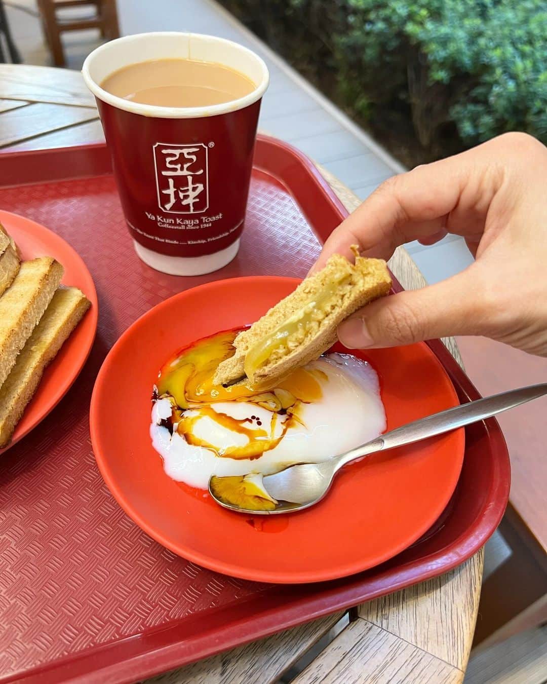 黒澤まさ美さんのインスタグラム写真 - (黒澤まさ美Instagram)「⁡ #東京国際フォーラム にある#ヤクン #カヤトースト @yakunkayatoastjp さんではじめてのカヤトースト🍞 トーストに砂糖、卵、ココナッツミルク、パンダンリーフ（ハーブ）から作られたカヤジャムをたっぷり塗り、薄くスライスされたバターを挟んだもの。 温泉卵に普通or甘めのお醤油を溶いてトーストを絡ませながら食べるのが定番の食べ方だそうで、、このあまじょっぱがクセになる🤭 味変のホワイトペッパーもパンチが効いて最後まで美味しくいただけました😋 ⁡ #有楽町グルメ   #PR #コピ #有楽町 #グルメ #スイーツ #コーヒー #サンドイッチ #シンガポールグルメ #カフェ #有楽町カフェ #有楽町ランチ」12月8日 17時00分 - masami_kurosawa