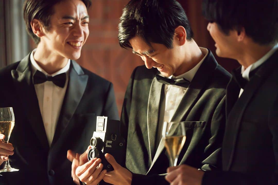 東京會舘本舘ウエディングさんのインスタグラム写真 - (東京會舘本舘ウエディングInstagram)「@tokyokaikan_wedding .——————————. * 見ると幸せな時間が鮮明によみがえる そんな素敵なお写真を未来に。  東京會舘ではおふたりとゲストの 笑顔溢れる瞬間を逃すことなく写真に収めます。 * ——————————. #東京會舘 #tokyo #関東花嫁 #weddingdress #東京花嫁 #wedding #dress #ウェディングドレス #プレ花嫁 #卒花 #結婚式場 #日本中のプレ花嫁さんと繋がりたい #結婚式準備 #ウェディングレポ #ブライダルフェア #チャペル #結婚式 #パーティ #披露宴 #weddingparty #結婚式場探し #大正ロマン #ウェディング #式場探し #式場見学 #日本中の花嫁さんと繋がりたい #花嫁コーデ #ウェディングパーティー #ウェディングフォト #おしゃれ花嫁」12月8日 17時00分 - tokyokaikan_wedding