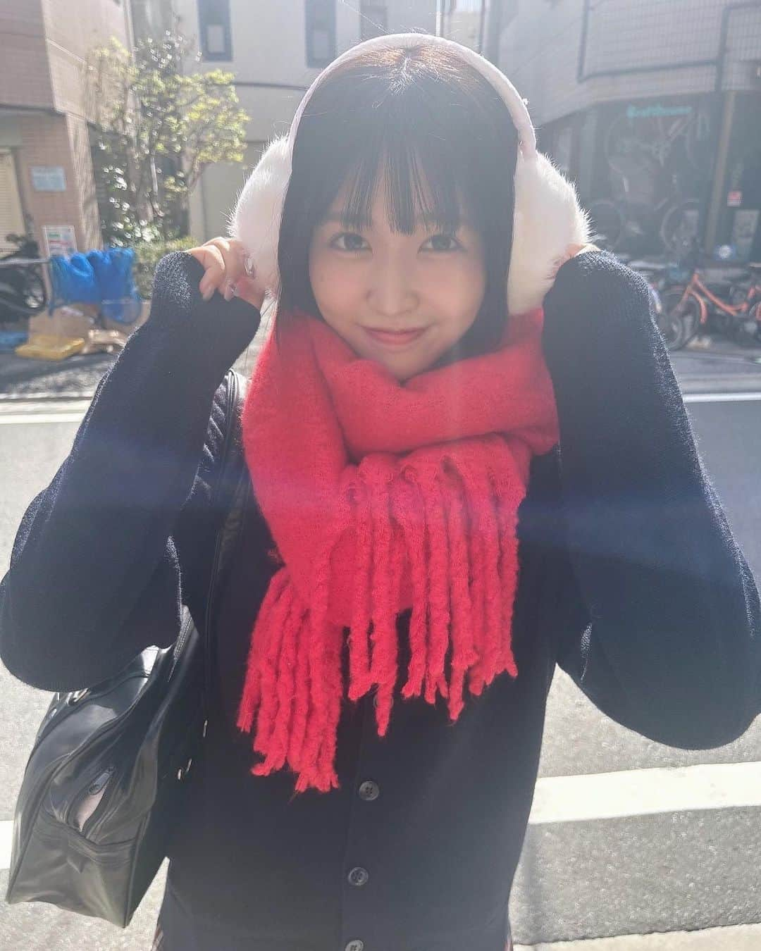 南みゆかのインスタグラム：「🧣❤️  グラビアザテレビジョン発売中❕ 水着はもちろん、制服も着ました♡*゜ 赤いマフラーもしてThe冬のJK❕て感じになってます✊🏻 みんなゲットしてね📖´-   #おーつー #南みゆか #05 #グラビア #グラビアザテレビジョン」