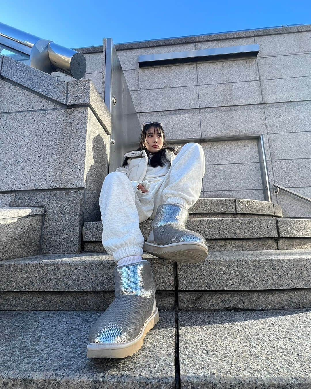 UGGさんのインスタグラム写真 - (UGGInstagram)「今年のホリデーシーズンは、親子で✨キラキラブーツ✨を履いてみよう！ UGG®にはキッズシューズもあるアイテムも豊富だから、リンクコーデをするのにもピッタリ！ @moriharuna71  #ホリデー #HOLIDAY #UGGブーツ #UGGギフト #アグ #UggJapan」12月8日 17時03分 - uggjapan