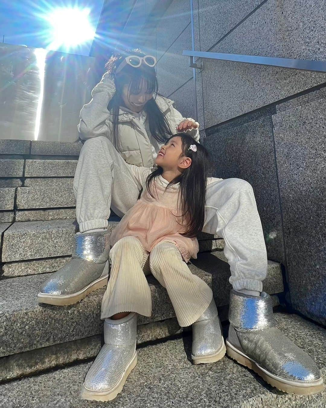 UGGさんのインスタグラム写真 - (UGGInstagram)「今年のホリデーシーズンは、親子で✨キラキラブーツ✨を履いてみよう！ UGG®にはキッズシューズもあるアイテムも豊富だから、リンクコーデをするのにもピッタリ！ @moriharuna71  #ホリデー #HOLIDAY #UGGブーツ #UGGギフト #アグ #UggJapan」12月8日 17時03分 - uggjapan