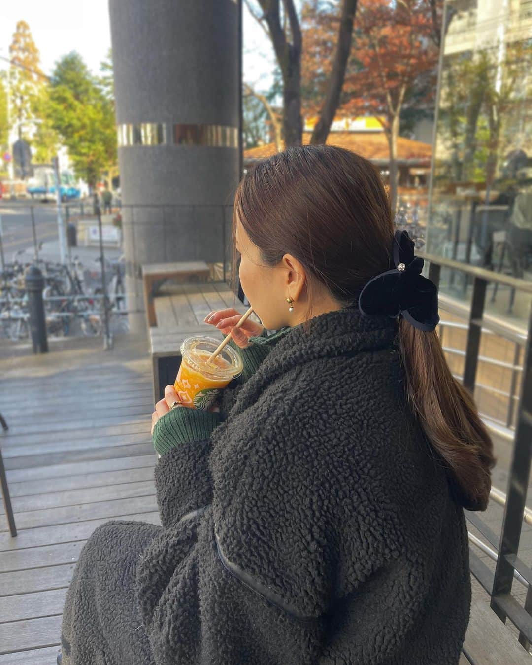 小嶋梨奈さんのインスタグラム写真 - (小嶋梨奈Instagram)「@alexandredeparis_japan ❤️ お花みたいな形になったシュシュを新調。 髪に結ぶと花びらが重なったように見えるのです〜。 柔らかいベロアの手触りが心地良くて ずっと触れてたくなってしまう🤭 そして何よりボール状のスワロフスキー、クリスタルの煌めきにうっとり、♡ ホリデーシーズンのギフトにもおすすめですー◎  #alexandredeapris  #アレクサンドルドゥパリ #PR #シュシュ」12月8日 19時30分 - corina_718