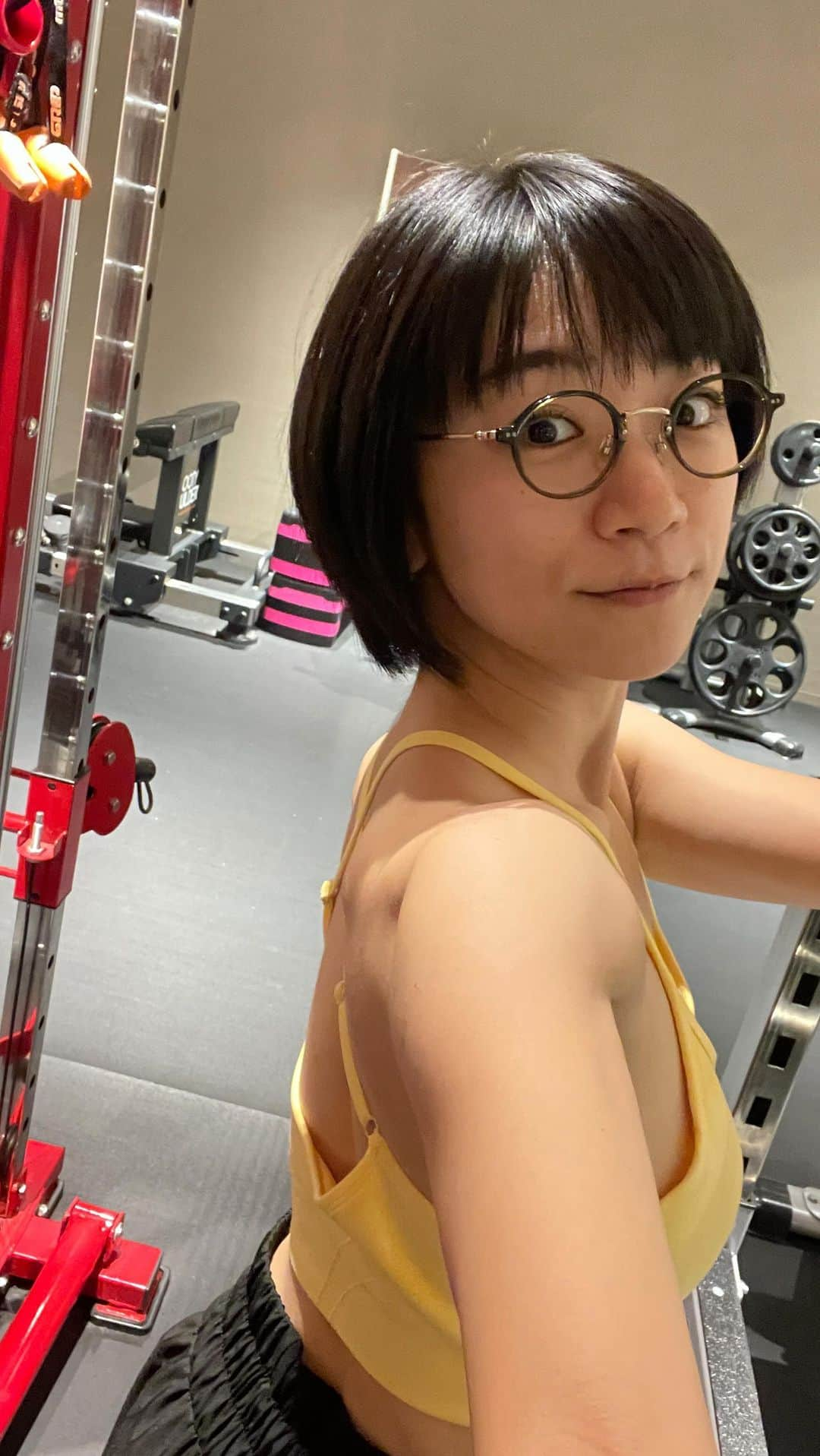 時東ぁみのインスタグラム：「この動き大好き♡ ・ ケーブルローイングで背中トレーニング💪🏻 気持ち良すぎるし、胸も開いて呼吸が深くなる感じがする！ このあとの他の背中トレーニングも入りやすくなっていいよね！ ・ PCの作業とかスマホで仕事もする…背中の滞りがやばい人やって！！ ・ #時東ぁみ #パーソナルトレーニング #女性専用ジム #threeb #トレーニー #パーソナルトレーニング #トレーニング #training #筋トレ #筋トレ女子 #workout #ワークアウト #トレーニングウェア#trainingwear #成長記録 #モテる体 #いつでも脱げる身体 #💪🏻  #産後トレーニング #ママトレ  #上半身トレーニング  #背中トレ #背中トレーニング #ケーブルローイング #気持ちいい #好き」