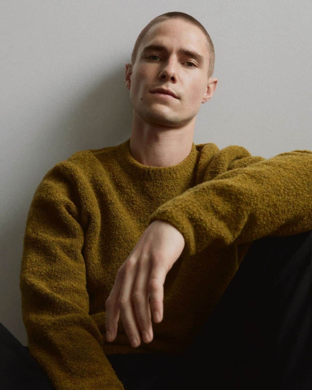 MANGOのインスタグラム：「Combining the warmth of inviting fabrics with the bold character of this season’s trends ⚡️ Explore our new winter collection, at mango.com. Sweater: 67010649 #MangoMan」
