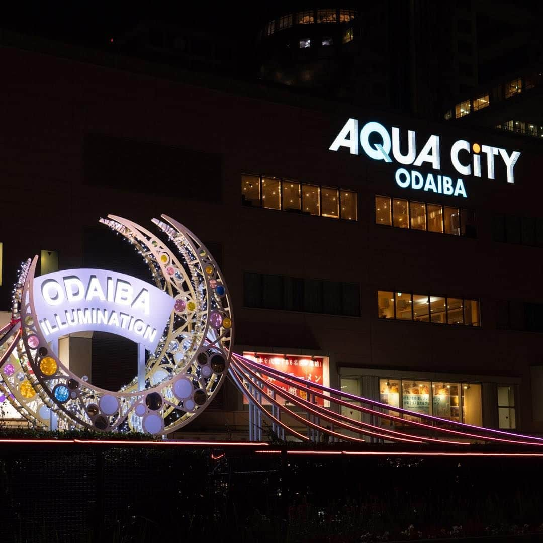 アクアシティお台場/AQUA CiTY ODAIBAさんのインスタグラム写真 - (アクアシティお台場/AQUA CiTY ODAIBAInstagram)「. 【お台場夜景💫】  アクアシティお台場の夜景スポットをお届けします🌃  レインボーブリッジと定番のLOVE🌈 イルミネーションを見ると、気持ちが華やぎますね✨  #夜景 #夜 #自由の女神 #レインボーブリッジ #お台場夜景 #お台場景色 #お台場観光 #イルミネーション #お台場デート #景色好きな人と繋がりたい #景色好きと繋がりたい #夜景好き #夜景好きな人と繋がりたい #風景写真部 #風景写真好き #odaiba #odaibatrip #odaibatravel #japantrip #tokyotrip #tokyotravel #japantravel #visittokyo #일본여행 #도쿄여행 #アクアシティ #アクアシティお台場 #お台場 #東京 #tokyo」12月8日 17時10分 - aquacity_odaiba_official