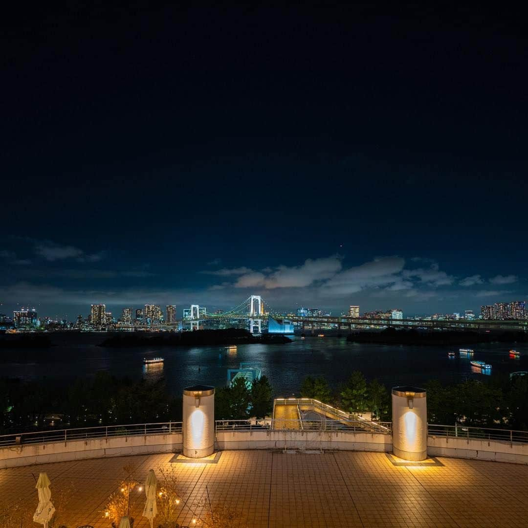 アクアシティお台場/AQUA CiTY ODAIBAのインスタグラム：「. 【お台場夜景💫】  アクアシティお台場の夜景スポットをお届けします🌃  レインボーブリッジと定番のLOVE🌈 イルミネーションを見ると、気持ちが華やぎますね✨  #夜景 #夜 #自由の女神 #レインボーブリッジ #お台場夜景 #お台場景色 #お台場観光 #イルミネーション #お台場デート #景色好きな人と繋がりたい #景色好きと繋がりたい #夜景好き #夜景好きな人と繋がりたい #風景写真部 #風景写真好き #odaiba #odaibatrip #odaibatravel #japantrip #tokyotrip #tokyotravel #japantravel #visittokyo #일본여행 #도쿄여행 #アクアシティ #アクアシティお台場 #お台場 #東京 #tokyo」