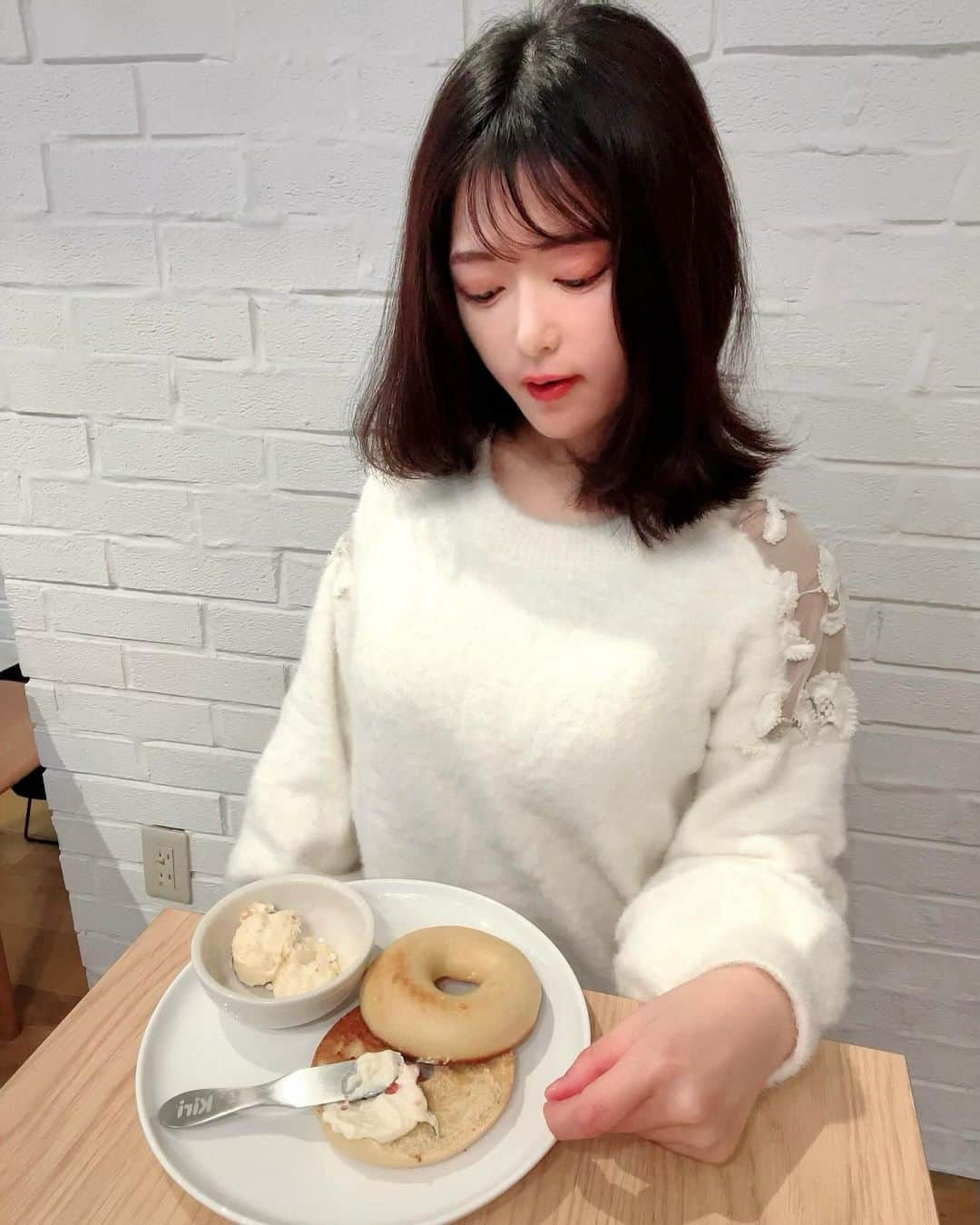 AYUNAさんのインスタグラム写真 - (AYUNAInstagram)「BAGEL＆BEGELとキリがコラボレーションしたカフェが12/2（土）に恵比寿にOPEN✨🥯✨  恵比寿店限定の選べるクリームチーズサンド とチーズティーを堪能してきました☕️☺️🧀  サンドは🍅とバジルのクリームチーズをチョイス🎶  クリーミーで濃厚なキリのチーズとベーグルは本当に相性抜群で違う味でおかわりしたいくらい美味しかったぁ🥰🍀  白と木目を基調とした店内も居心地が良かったです🌳  PR @bagelandbagel_kiricafe #kiri #キリ #ベーグルアンドベーグル #東京カフェ #bagelandbagelkiricafe #「PR」 #ベーグルアンドベーグルキリカフェ  #恵比寿カフェ巡り」12月8日 17時11分 - ayuna_0404