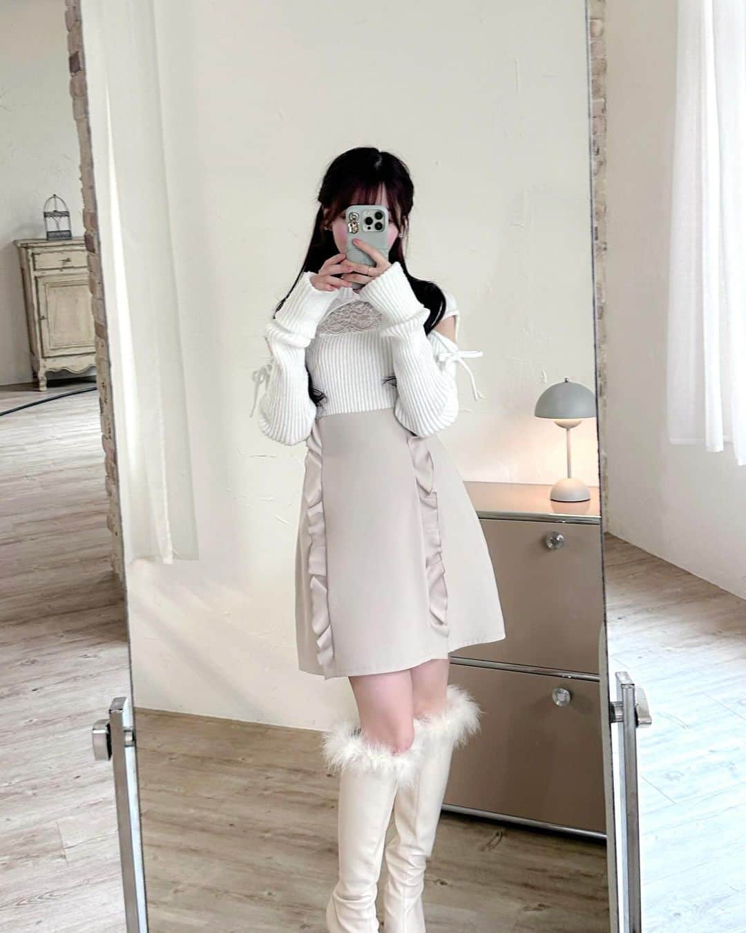 大谷映美里さんのインスタグラム写真 - (大谷映美里Instagram)「12月新作ラスト☃️ このあと19:30から発売になります꒰ ⸝⸝ɞ̴̶̷ ·̮ ɞ̴̶̷⸝⸝꒱💕  ☑︎ニットチュニックカーデ ペプラムのシルエットが可愛いニットカーディガン♡ 綺麗めなシンプルニットなのでオフィスにもぜひ☺️ ボタンはキラッとしたものを選びました💎  ☑︎ニットセットアップ 女性らしいシルエットの着回ししやすいニットセット🧶 デコルテのレースとスリットで程よく肌見せ🤎 スカートは裏地付きです🐈  ☑︎フリルミニスカート フリフリが可愛いタイトめなミニスカート🫶🏻 長すぎず短すぎずの丈感で使いやすいです🎀 裏地はパンツになっています🫡   今回の新作もぜひ 色んな場所に連れて行ってあげて下さい🎄💓#RoseMuse」12月8日 17時21分 - otani_emiri
