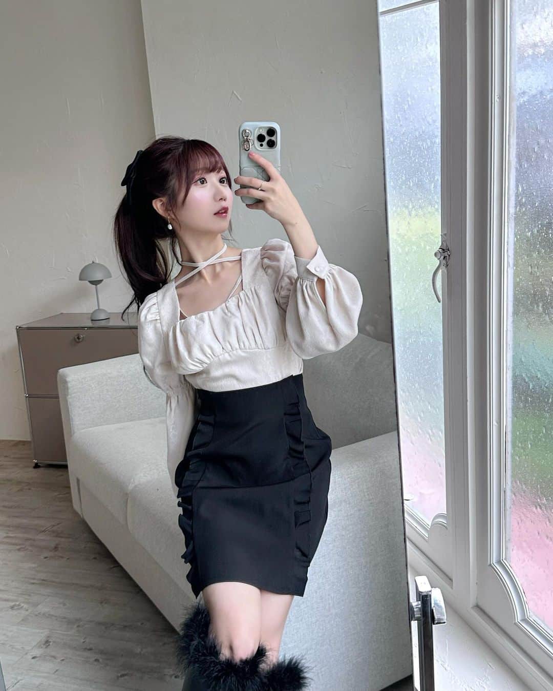大谷映美里さんのインスタグラム写真 - (大谷映美里Instagram)「12月新作ラスト☃️ このあと19:30から発売になります꒰ ⸝⸝ɞ̴̶̷ ·̮ ɞ̴̶̷⸝⸝꒱💕  ☑︎ニットチュニックカーデ ペプラムのシルエットが可愛いニットカーディガン♡ 綺麗めなシンプルニットなのでオフィスにもぜひ☺️ ボタンはキラッとしたものを選びました💎  ☑︎ニットセットアップ 女性らしいシルエットの着回ししやすいニットセット🧶 デコルテのレースとスリットで程よく肌見せ🤎 スカートは裏地付きです🐈  ☑︎フリルミニスカート フリフリが可愛いタイトめなミニスカート🫶🏻 長すぎず短すぎずの丈感で使いやすいです🎀 裏地はパンツになっています🫡   今回の新作もぜひ 色んな場所に連れて行ってあげて下さい🎄💓#RoseMuse」12月8日 17時21分 - otani_emiri