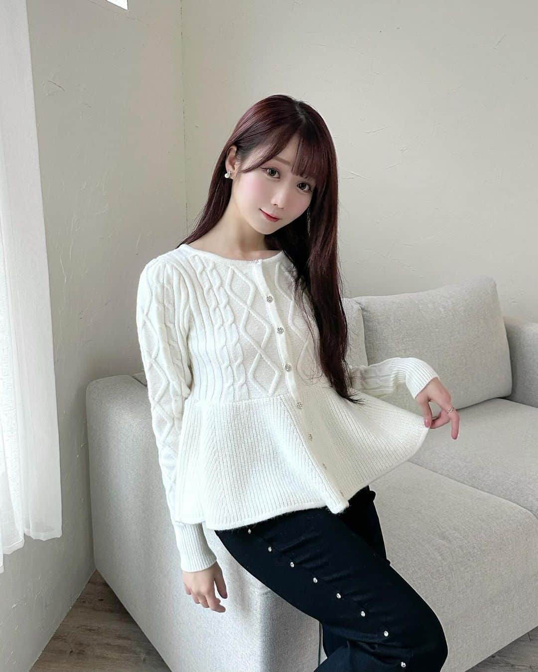 大谷映美里さんのインスタグラム写真 - (大谷映美里Instagram)「12月新作ラスト☃️ このあと19:30から発売になります꒰ ⸝⸝ɞ̴̶̷ ·̮ ɞ̴̶̷⸝⸝꒱💕  ☑︎ニットチュニックカーデ ペプラムのシルエットが可愛いニットカーディガン♡ 綺麗めなシンプルニットなのでオフィスにもぜひ☺️ ボタンはキラッとしたものを選びました💎  ☑︎ニットセットアップ 女性らしいシルエットの着回ししやすいニットセット🧶 デコルテのレースとスリットで程よく肌見せ🤎 スカートは裏地付きです🐈  ☑︎フリルミニスカート フリフリが可愛いタイトめなミニスカート🫶🏻 長すぎず短すぎずの丈感で使いやすいです🎀 裏地はパンツになっています🫡   今回の新作もぜひ 色んな場所に連れて行ってあげて下さい🎄💓#RoseMuse」12月8日 17時21分 - otani_emiri