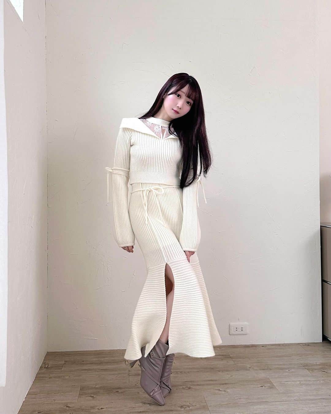 大谷映美里さんのインスタグラム写真 - (大谷映美里Instagram)「12月新作ラスト☃️ このあと19:30から発売になります꒰ ⸝⸝ɞ̴̶̷ ·̮ ɞ̴̶̷⸝⸝꒱💕  ☑︎ニットチュニックカーデ ペプラムのシルエットが可愛いニットカーディガン♡ 綺麗めなシンプルニットなのでオフィスにもぜひ☺️ ボタンはキラッとしたものを選びました💎  ☑︎ニットセットアップ 女性らしいシルエットの着回ししやすいニットセット🧶 デコルテのレースとスリットで程よく肌見せ🤎 スカートは裏地付きです🐈  ☑︎フリルミニスカート フリフリが可愛いタイトめなミニスカート🫶🏻 長すぎず短すぎずの丈感で使いやすいです🎀 裏地はパンツになっています🫡   今回の新作もぜひ 色んな場所に連れて行ってあげて下さい🎄💓#RoseMuse」12月8日 17時21分 - otani_emiri