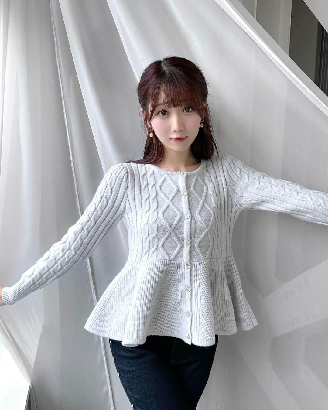 大谷映美里のインスタグラム：「12月新作ラスト☃️ このあと19:30から発売になります꒰ ⸝⸝ɞ̴̶̷ ·̮ ɞ̴̶̷⸝⸝꒱💕  ☑︎ニットチュニックカーデ ペプラムのシルエットが可愛いニットカーディガン♡ 綺麗めなシンプルニットなのでオフィスにもぜひ☺️ ボタンはキラッとしたものを選びました💎  ☑︎ニットセットアップ 女性らしいシルエットの着回ししやすいニットセット🧶 デコルテのレースとスリットで程よく肌見せ🤎 スカートは裏地付きです🐈  ☑︎フリルミニスカート フリフリが可愛いタイトめなミニスカート🫶🏻 長すぎず短すぎずの丈感で使いやすいです🎀 裏地はパンツになっています🫡   今回の新作もぜひ 色んな場所に連れて行ってあげて下さい🎄💓#RoseMuse」