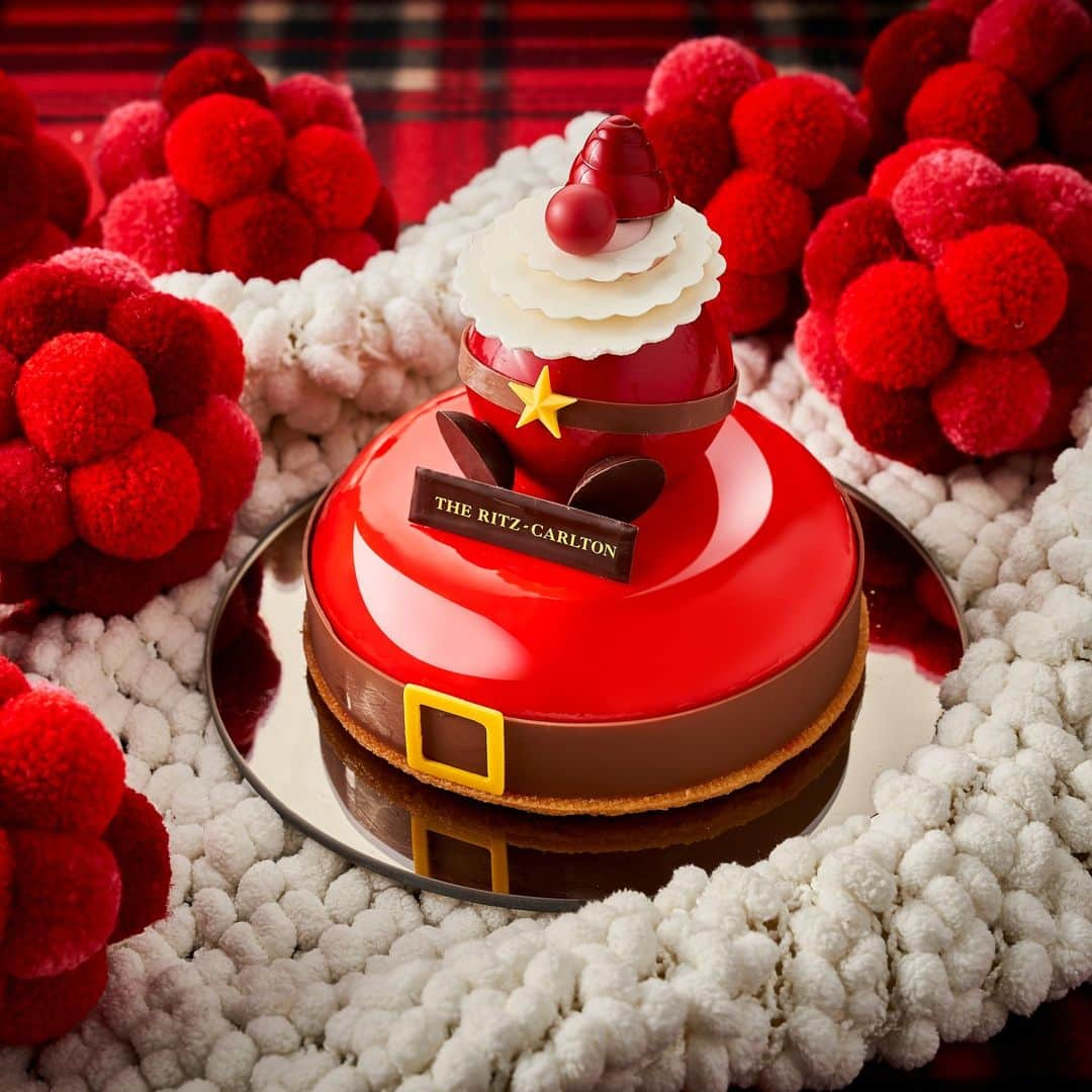 The Ritz-Carlton, Osakaさんのインスタグラム写真 - (The Ritz-Carlton, OsakaInstagram)「クリスマスケーキのご予約はお済みでしょうか？  今年は「おもちゃ箱」をテーマに5種類のクリスマスケーキをご用意いたしました。 クリスマスカラーの赤に彩られ、ヴェルヴェット調の美しい質感が高貴な雰囲気を纏う「ヴェルヴェット ペタル」、 サンタクロースを模したチョコレートが、かわいさと華やかさを演出する「ベリーベリーサンタクロース」、 風味豊かなピスタチオムースに、カシスのクリームやコンフィなどフルーティーな味わいで、ご自身でデコレーションをお楽しみいただける「サパン ドゥ ノエル」など、 小さなお子様から大人の方まで、皆様が笑顔になれるような商品のラインナップです。  ご予約は12月11日（月）まで受け付けております。 皆様のご予約をお待ちいたしております。  Find your favorite from our beautiful Christmas cake collection with the theme of “Toy Box”. Which cakes would you like to try? ※Christmas cake reservations will be accepted from October 2nd to December 11th.  #ritzcarlton #ritzcarltonosaka #Christmas #Christmascake #Christmastree #Strawberry #strawberrycake #santaclaus #rudolph #terrine #chocolate」12月8日 17時22分 - ritzcarlton.osaka