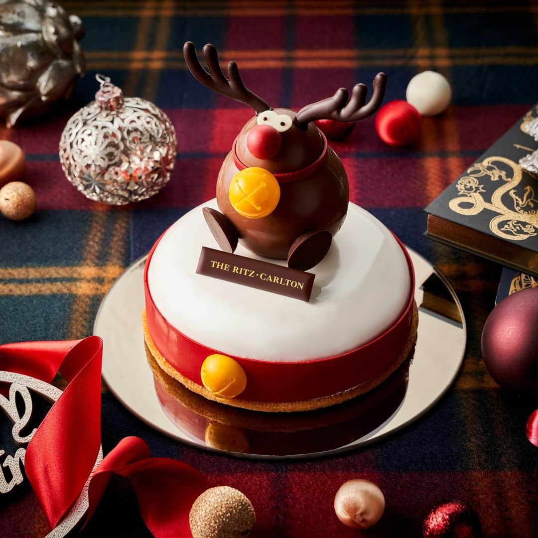 The Ritz-Carlton, Osakaさんのインスタグラム写真 - (The Ritz-Carlton, OsakaInstagram)「クリスマスケーキのご予約はお済みでしょうか？  今年は「おもちゃ箱」をテーマに5種類のクリスマスケーキをご用意いたしました。 クリスマスカラーの赤に彩られ、ヴェルヴェット調の美しい質感が高貴な雰囲気を纏う「ヴェルヴェット ペタル」、 サンタクロースを模したチョコレートが、かわいさと華やかさを演出する「ベリーベリーサンタクロース」、 風味豊かなピスタチオムースに、カシスのクリームやコンフィなどフルーティーな味わいで、ご自身でデコレーションをお楽しみいただける「サパン ドゥ ノエル」など、 小さなお子様から大人の方まで、皆様が笑顔になれるような商品のラインナップです。  ご予約は12月11日（月）まで受け付けております。 皆様のご予約をお待ちいたしております。  Find your favorite from our beautiful Christmas cake collection with the theme of “Toy Box”. Which cakes would you like to try? ※Christmas cake reservations will be accepted from October 2nd to December 11th.  #ritzcarlton #ritzcarltonosaka #Christmas #Christmascake #Christmastree #Strawberry #strawberrycake #santaclaus #rudolph #terrine #chocolate」12月8日 17時22分 - ritzcarlton.osaka